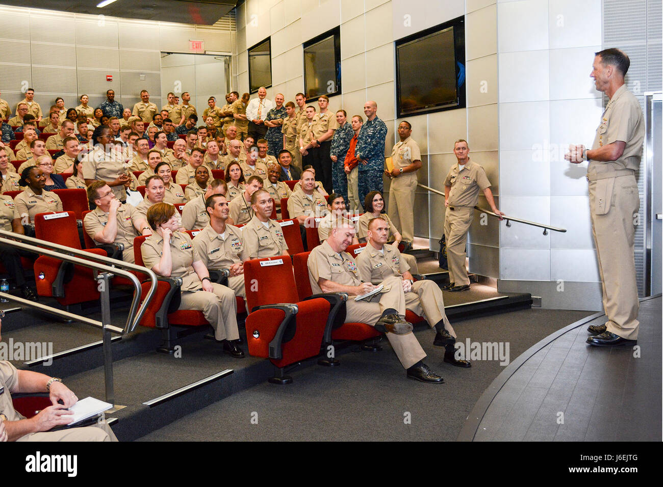 180817-N-JP302-020: FORT GEORGE G. MEADE, Maryland (17. August 2016) Chief of Naval Operations (CNO) Admiral John Richardson beantwortet ein Seemann Frage bei einem alle Hände Anruf bei US-Flotte Cyber Spezialoperationen. 10. Flotte. US-Flotte Cyber Command dient als die Navy-Komponente Befehl US Strategic Command und US Cyber Command und der Marine Service Cryptologic Component Commander unter der National Security Agency/Central Security Service.  U.S. 10. Flotte ist der operative Arm des Cyber Flottenkommando und führt Befehl und Kontrolle der zugeordneten Kräfte zur Unterstützung der Marine und gemeinsame Missionen in c Stockfoto