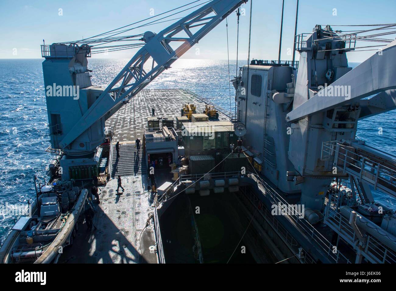 160817-N-TU910-021-Pazifik (17. August 2016) betreibt die amphibischen Dock Landungsschiff USS Comstock (LSD 45) vor der Küste von Süd-Kalifornien. Comstock ist Bestandteil der Makin Island amphibische bereit, arbeiten mit amphibischen Geschwader fünf und die 11. Marine Expeditionary Unit in Vorbereitung auf eine bevorstehende Bereitstellung. (Foto: U.S. Navy Mass Communication Specialist 3. Klasse Abby Rader) Stockfoto
