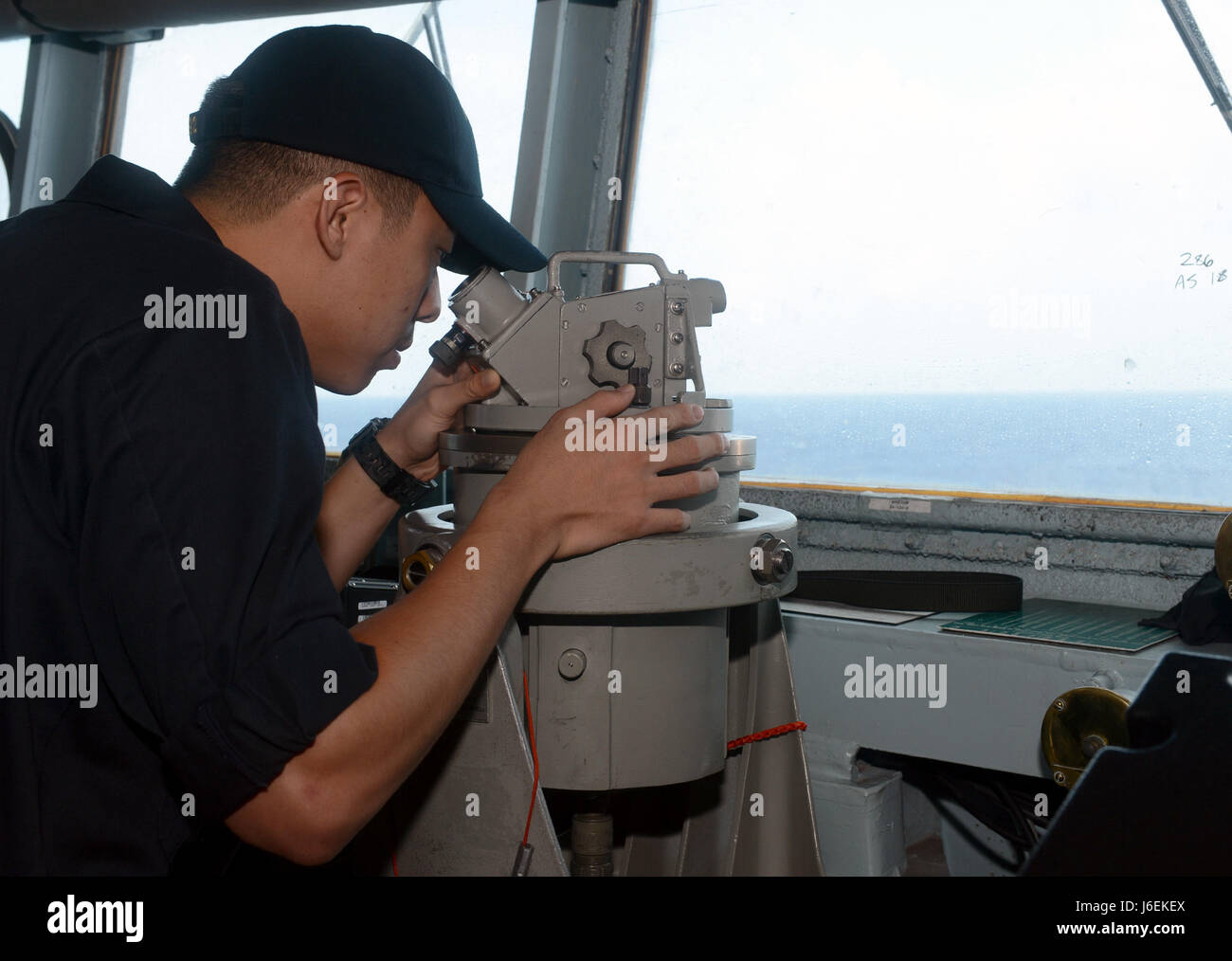 160819-N-YU572-008 SOUTH CHINA SEA (19. August 2016) ens Andy Yang scannt den Horizont für Oberfläche Kontakte beim Transit durch das Südchinesische Meer an Bord der geführte Flugkörper-Zerstörer USS Momsen (DDG-92). Die geführte Flugkörper-Zerstörer USS Spruance (DDG-111), USS Decatur (DDG-73) und Momsen werden eingesetzt zur Unterstützung der maritimen Sicherheit und Stabilität in der Indo-Asien-Pazifik im Rahmen eines US 3. Flotte Pazifik Surface Action Group (PAC SAG) unter Kommandant, Zerstörer Geschwader (CDS) 31. (US Navy Foto von Chief Mass Communication Specialist (Select) Jay C. Pugh/freigegeben) Stockfoto