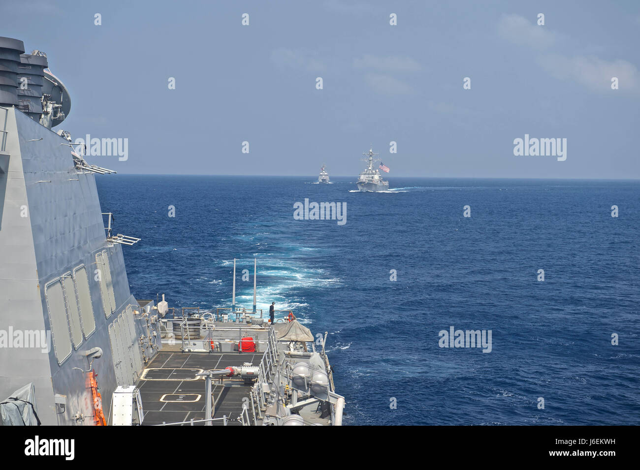 EAST CHINA SEA (22. August 2016) dampft der geführte Flugkörper-Zerstörer USS Decatur (DDG-73) in Formation mit der japanischen Akizuki-Klasse Zerstörer JS Teruzuki (DD-116) (zurück) und der geführte Flugkörper-Zerstörer USS Spruance (DDG-111) während eines Foto-Trainings. Decatur, sowie geführte Flugkörper Zerstörer USS Momsen (DDG-92) und Spruance, werden eingesetzt zur Unterstützung der maritimen Sicherheit und Stabilität in der Indo-Asien-Pazifik im Rahmen eines US 3. Flotte Pacific Surface Action Group (PAC SAG) unter Kommandant, Zerstörer Geschwader 31 (CDS-31). (Foto: U.S. Navy Mass Communication Specialist 3rd Class Gerald D Stockfoto