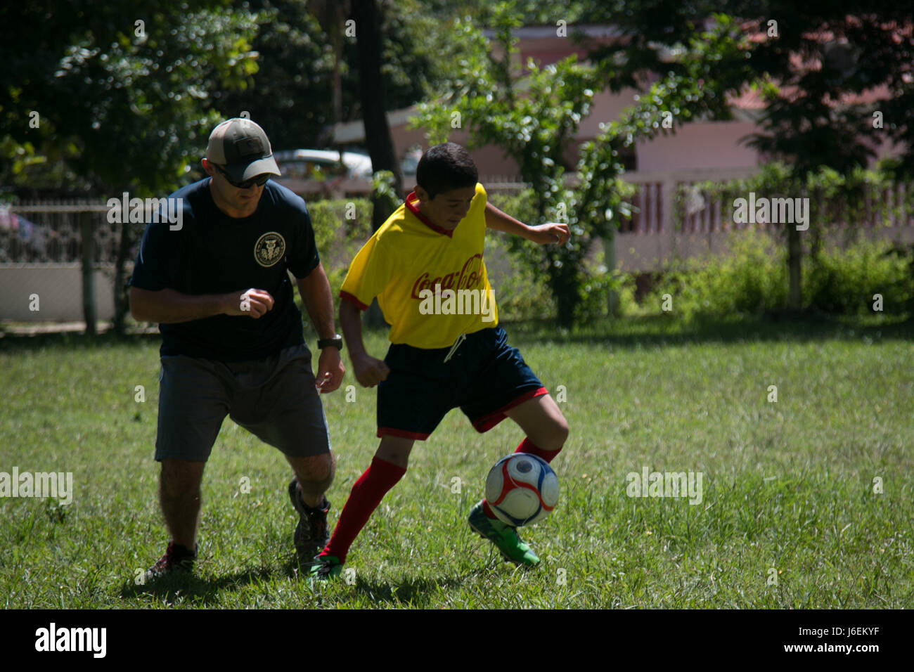 SAN PEDRO SULA, Honduras (23. August 2016) – US-Navy Hospital Corpsman 1. Klasse Michael Bigelow, eine präventive Medizin Techniker zugewiesen Marine Environmental präventive Medizin Unit 2, spielt Fußball mit einer Gruppe von Honduras Kinder im südlichen Partnerschaft Station 2016 (SPS-16). SPS-16 ist eine jährlich stattfindende Serie von US Navy Bereitstellungen konzentrierte sich auf den Gegenstand Experten Austausch mit Partner Nation Streit- und Sicherheitskräfte in Mittel- und Südamerika und der Karibik. US militärische Teams arbeiten mit Partner Nation Kräfte während Marine ausgerichtete Übungen, militärischer-deu Stockfoto