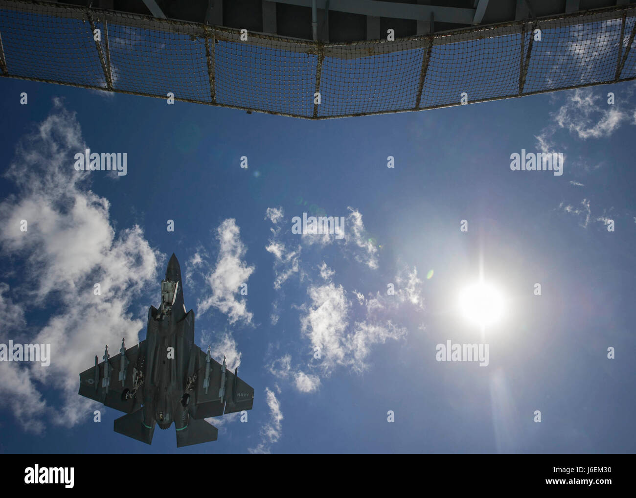 160823-N-RG522-334-Atlantik (23. August 2016) eine F - 35 C Lightning II-Träger-Variante, den salzigen Hunde der Prüfung mit Luft und Auswertung Geschwader (VX) 23, Ansätze der Flight deck des Flugzeugträgers USS George Washington (CVN-73) zugeordnet. VX-23 führt seine dritte und letzte (DT-III) Entwicklungstestphase an Bord George Washington im Atlantischen Ozean. Die F-35 C wird voraussichtlich Flotte 2018 in Betrieb sein.  (Foto: U.S. Navy Mass Communication Specialist 3. Klasse Jonathan Price) Stockfoto