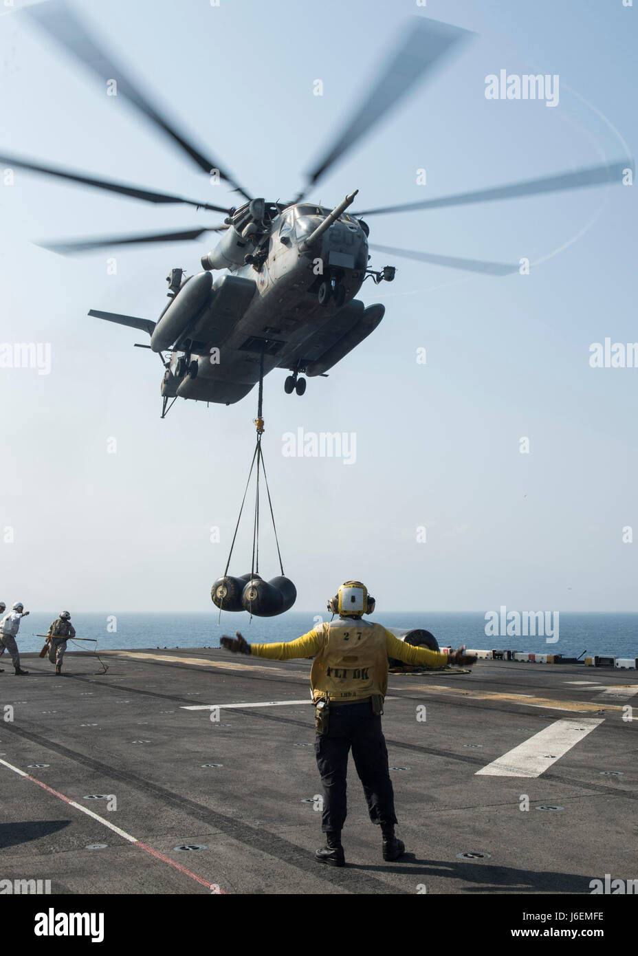 Ein CH-53E Super Hengst Hubschrauber der Marine Medium Tiltrotor Squadron VMM-163 (verstärkt) hebt Kraftstofftanks von der USS Makin Island (LHD 8) während der Übung Alligator Dolch, einer amphibischen Trainingsoperation mit der 11. MEU im Gebiet der 5. Flotte. Stockfoto