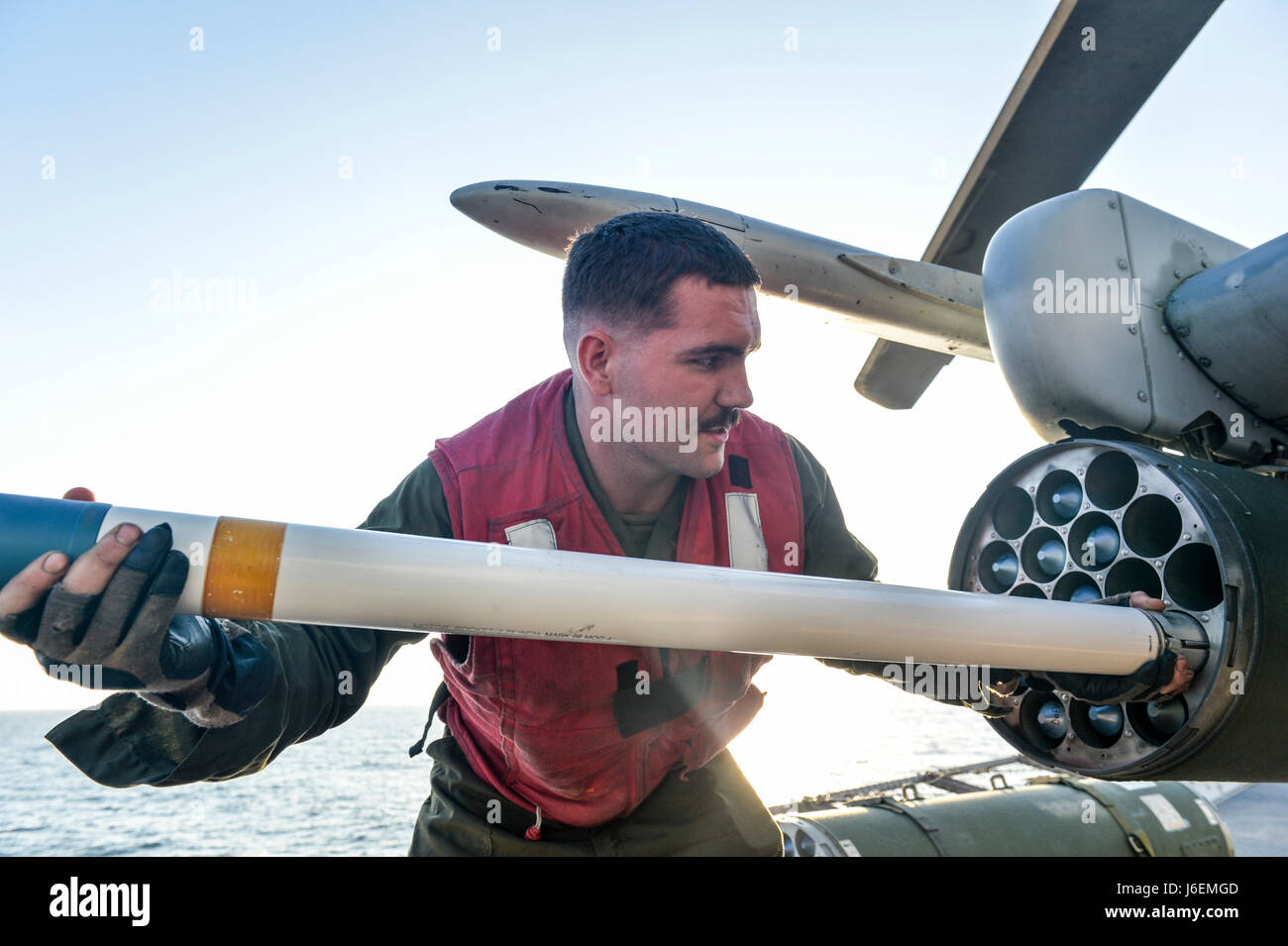 Marines der Marine Medium Tiltrotor Squadron 163 laden eine Rakete auf einen AH-1 Cobra-Hubschrauber an Bord der USS Somerset während der Übung Alligator Dagger, einer einseitigen Übung, die Amphibientraining für die Makin Island Amphibious Ready Group und 11th Marine Expeditionary Unit im Einsatzgebiet der 5th Fleet bietet. Stockfoto