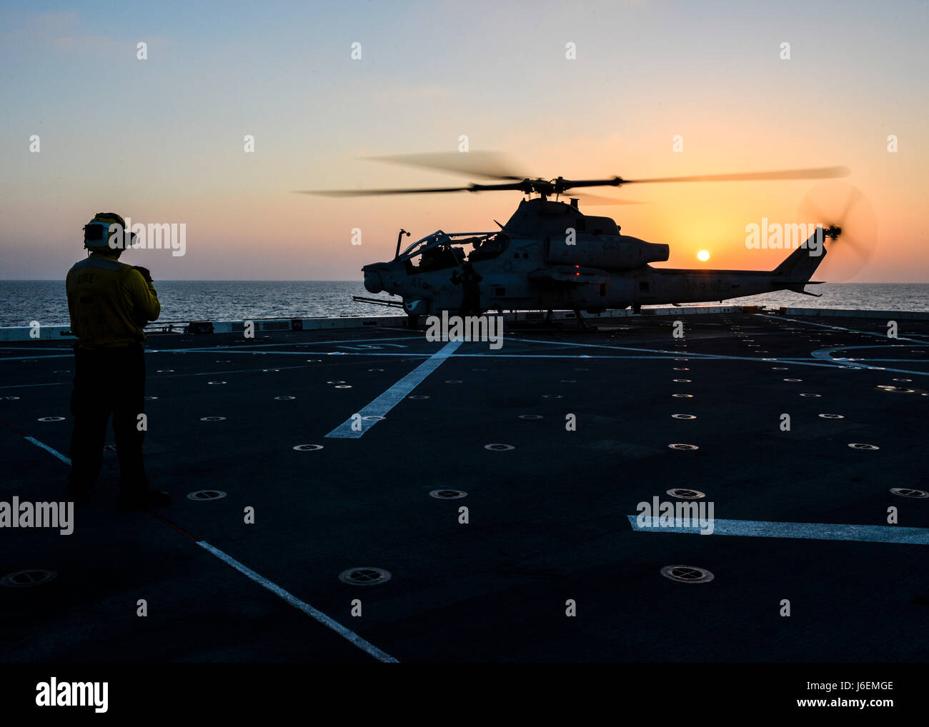 Ein AH-1 Cobra Hubschrauber bereitet sich auf den Start vom Flugdeck des Amphibientransportdocks USS Somerset (LPD 25) während der Übung Alligatordolch vor. Die Übung ermöglicht es der Makin Island Amphibious Ready Group und der 11th Marine Expeditionary Unit, in amphibischen Operationen im 5th Fleet Area der USA zu trainieren, um die Zusammenarbeit im Bereich der maritimen Sicherheit und der Theatersicherheit zu unterstützen. Stockfoto