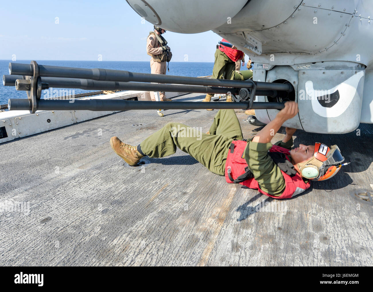 Während der Übung Alligator Dagger im Golf von Aden räumte ein Marine, der VMM-163 zugeteilt wurde, das Geschützrohr eines AH-1 Cobra Hubschraubers an Bord der USS Somerset (LPD 25) ab. Die einseitige Übung ermöglichte es der Makin Island Amphibious Ready Group und der 11th Marine Expeditionary Unit, im Einsatzgebiet der 5th Fleet zu trainieren. Stockfoto