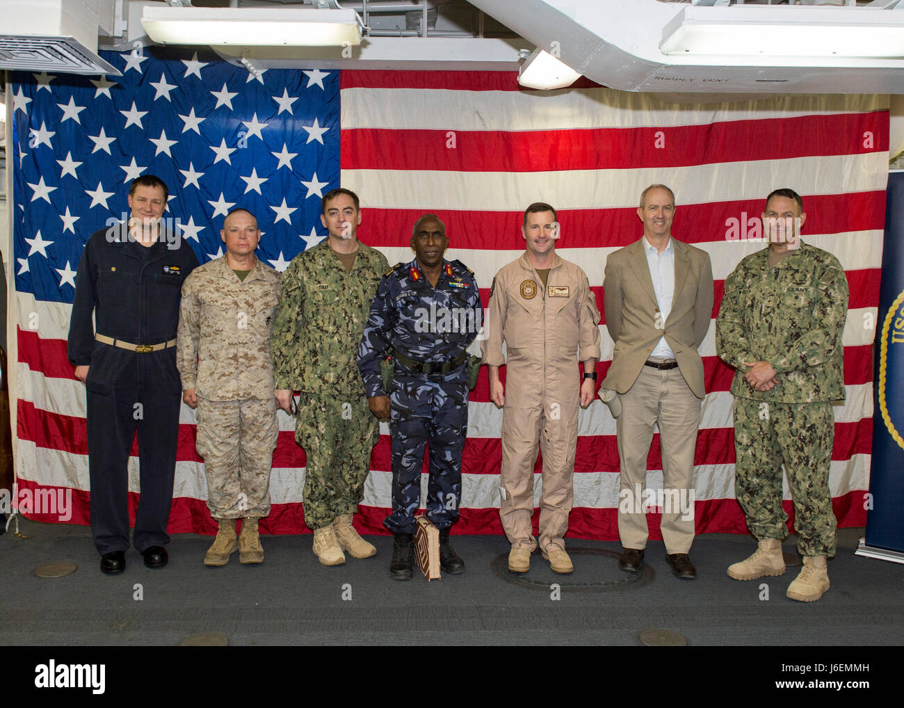 Golf von ADEN (16. Dezember 2016) links nach rechts, Commander, amphibischen Geschwader fünf Capt Michael Crary, 11. Marine Expeditionary Unit Kommandeur Oberst Clay Tipton, Defense Attaché US Botschaft Dschibuti Capt John Tully, Chef von Djibouti Marine Colonel Abdourahman Cher, USS Makin Island (LHD 8) Kommandierender Offizier Captain Mark Melson, US-Botschafter in Dschibuti Mr. Tom Kelly, und stellvertretender Kommandeur , Joint Taskforce-Horn von Afrika Rear Admiral William W. Wheeler III Treffen auf Makin Island im Gange Achterdeck vor der Tour die amphibischen Angriff Schiff kombiniert. Makin Island ist als Teil bereitgestellt. Stockfoto