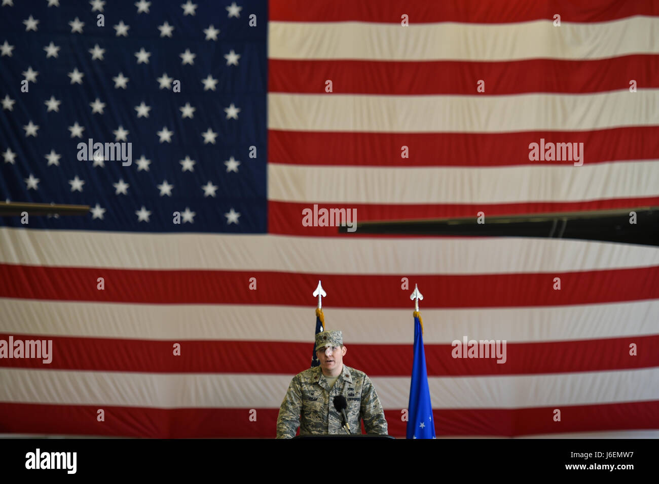 Luft-Kommandos und Familien besuchen die 801st Special Operations Flugzeug Wartung Geschwader Änderung des Command-Zeremonie in Hurlburt Field, Florida, 12. Januar 2017. Major Bryan Hogan übernahm das Kommando über die 801st SOAMXS vom scheidenden Kommandeur, Oberstleutnant Philip Broyles. Die 801st SOAMXS führt Wartungsarbeiten an CV-22 Osprey Tiltrotor Flugzeug um sicherzustellen, dass sie bereit sind zu globalen spezielle Operationen ausführen. (Foto: U.S. Air Force Airman 1st Class Joseph Pick) Stockfoto