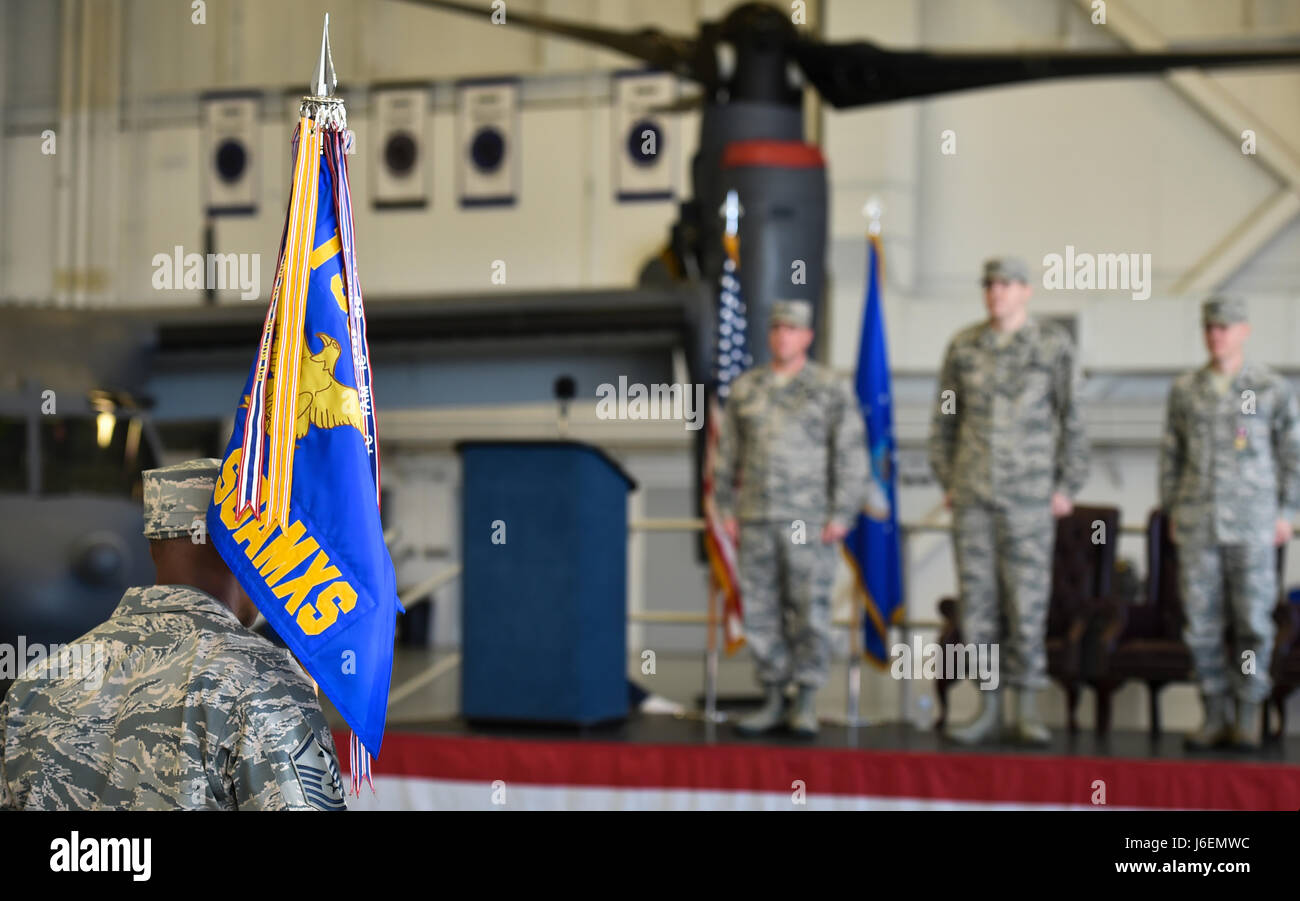 Luft-Kommandos und Familien besuchen die 801st Special Operations Flugzeug Wartung Geschwader Änderung des Command-Zeremonie in Hurlburt Field, Florida, 12. Januar 2017. Major Bryan Hogan übernahm das Kommando über die 801st SOAMXS vom scheidenden Kommandeur, Oberstleutnant Philip Broyles. Die 801st SOAMXS führt Wartungsarbeiten an CV-22 Osprey Tiltrotor Flugzeug um sicherzustellen, dass sie bereit sind zu globalen spezielle Operationen ausführen. (Foto: U.S. Air Force Airman 1st Class Joseph Pick) Stockfoto