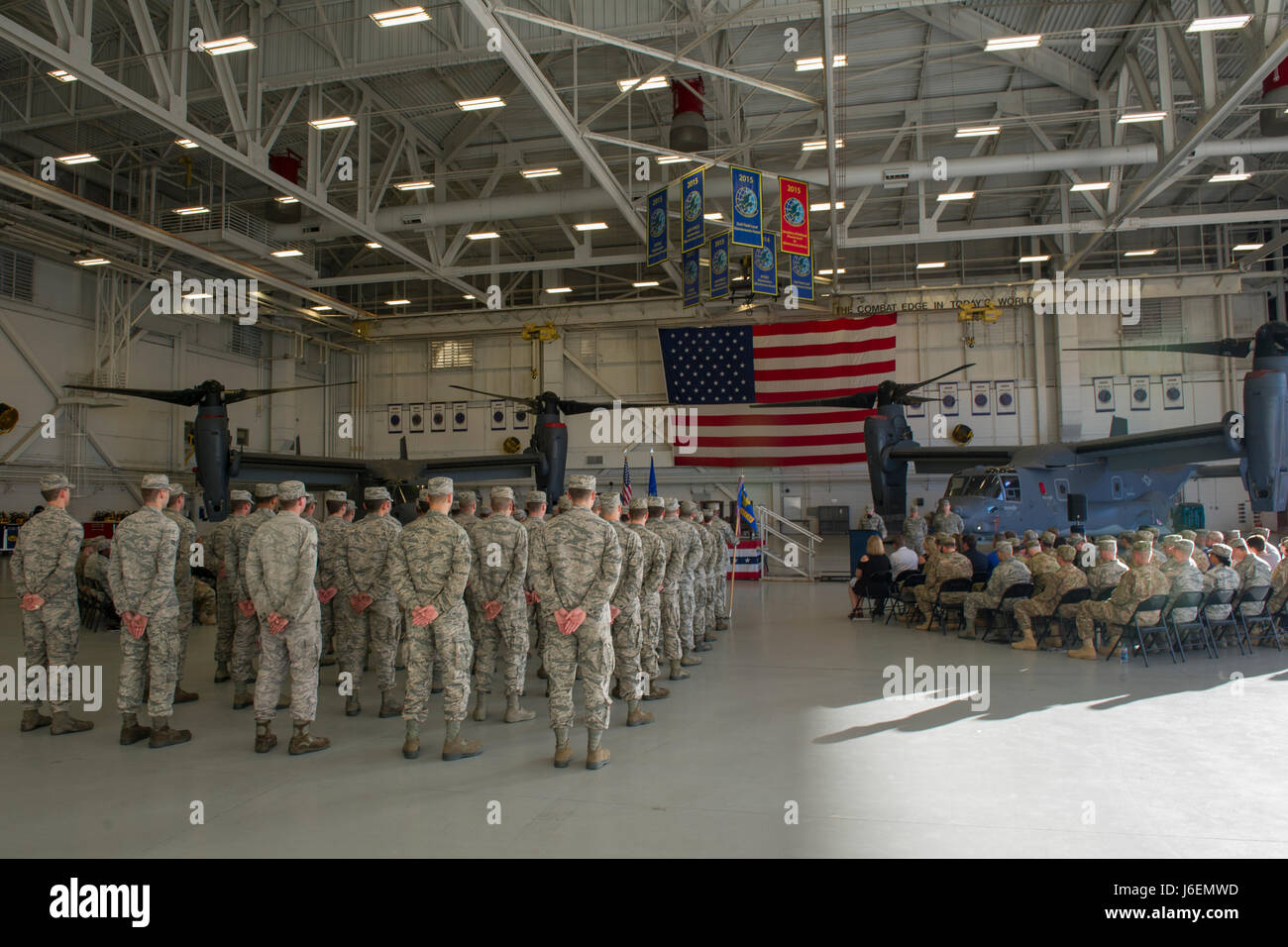 Luft-Kommandos und Familien besuchen die 801st Special Operations Flugzeug Wartung Geschwader Änderung des Command-Zeremonie in Hurlburt Field, Florida, 12. Januar 2017. Major Bryan Hogan übernahm das Kommando über die 801st SOAMXS vom scheidenden Kommandeur, Oberstleutnant Philip Broyles. Die 801st SOAMXS führt Wartungsarbeiten an CV-22 Osprey Tiltrotor Flugzeug um sicherzustellen, dass sie bereit sind zu globalen spezielle Operationen ausführen. (Foto: U.S. Air Force Airman 1st Class Joseph Pick) Stockfoto