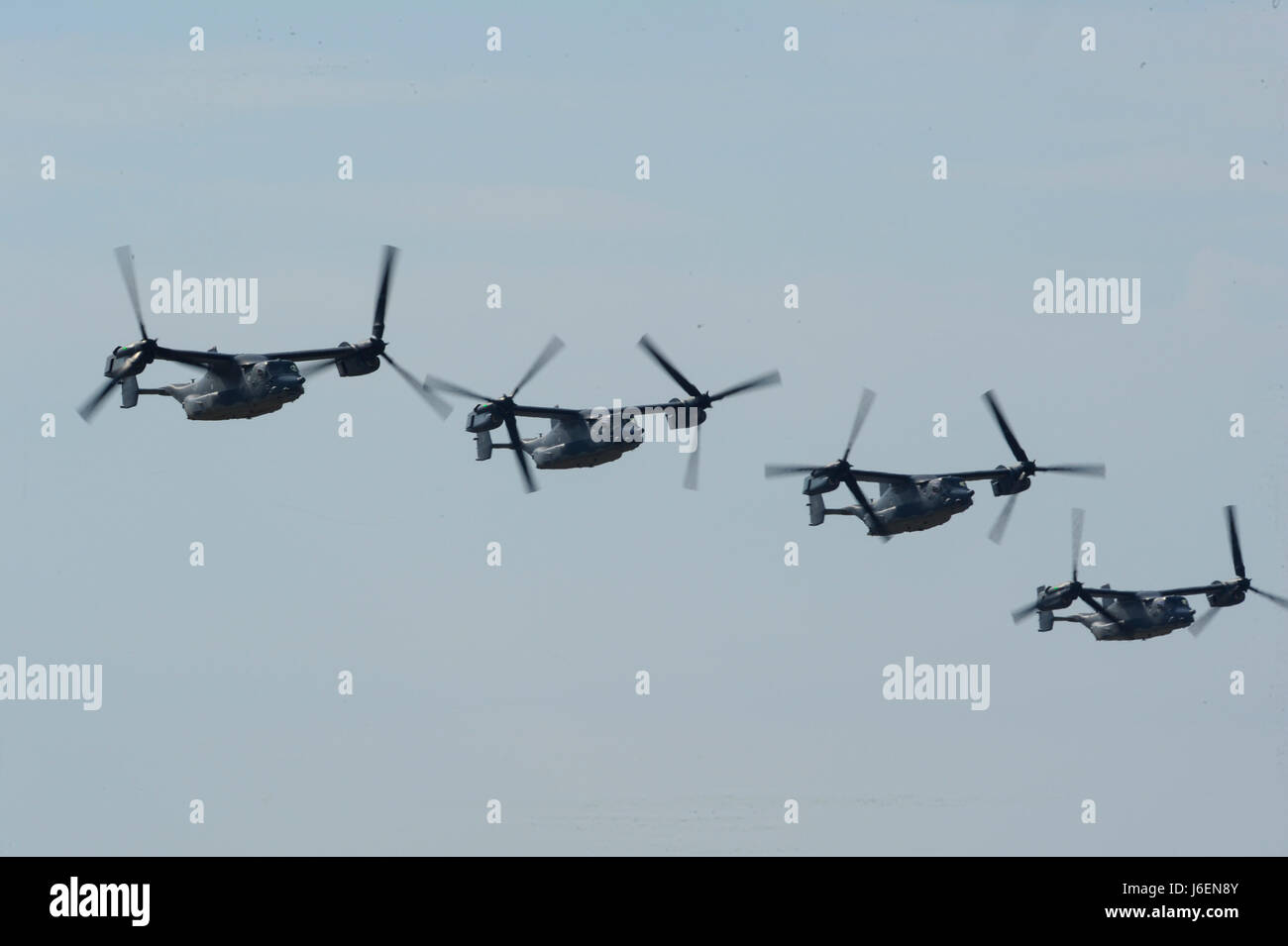 CV-22 Osprey kippen-Rotor Flugzeug zugewiesen 8. Special Operations Squadron, mit Hurlburt Field und 20. SOS mit Cannon Air Force Base, N.M., fliegen in Formation über Hurlburt Field, Florida, 3. Januar 2017. Diese Trainingsmission war das erste Mal in der Luftwaffe Geschichte, die gleichzeitig 10 CV-22 s in-Formation flog. (Foto: U.S. Air Force Airman 1st Class Dennis Spain) Stockfoto