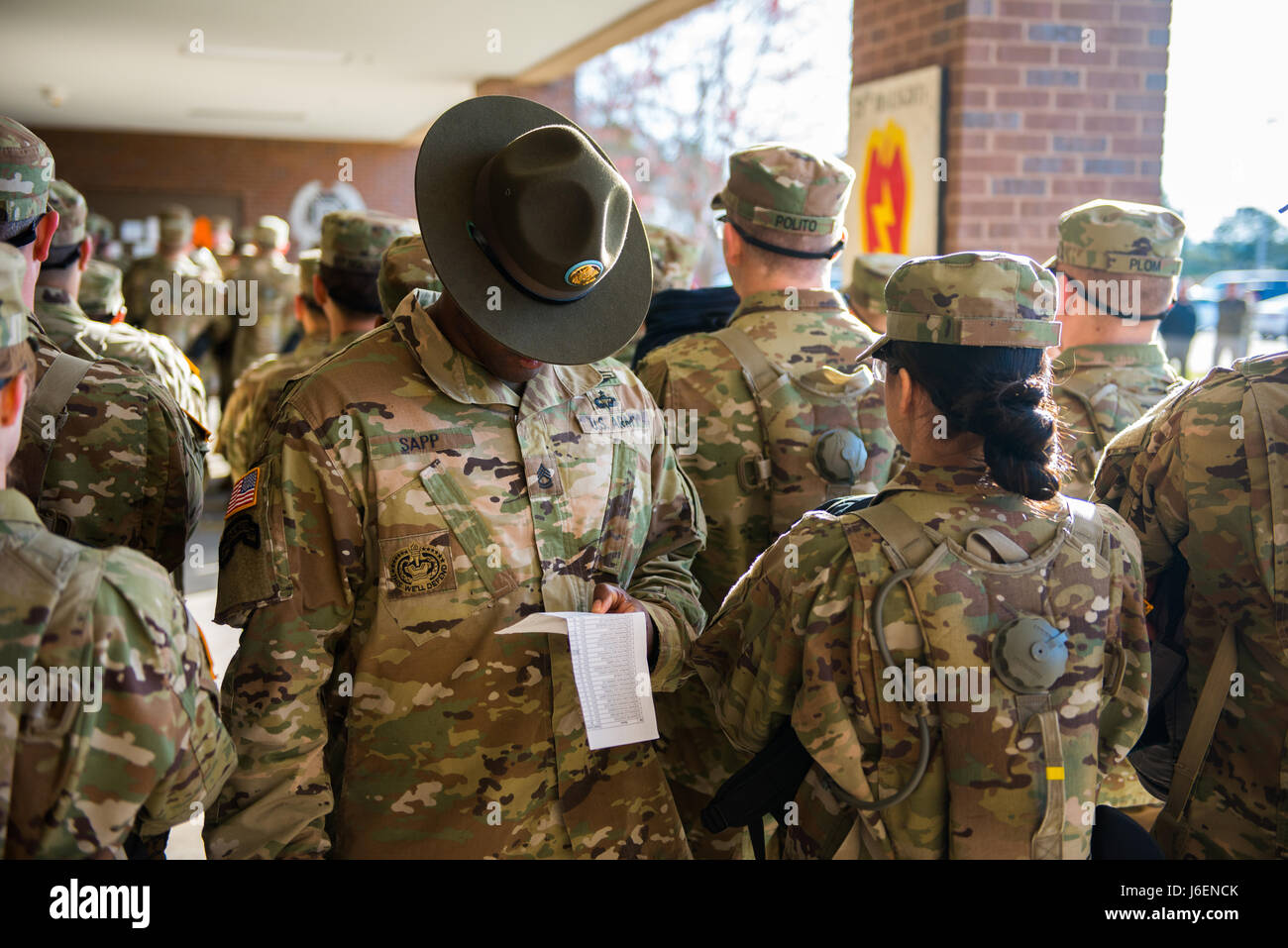 (FORT BENNING, Georgia) – U.S. Army Infantry Soldaten in der Ausbildung zugewiesenen Alpha Company, 1. Bataillon, 19. Infanterie-Regiment, 198. Infanterie-Brigade, beginnen den ersten Tag der Infanterie eine Station Einheit Training (OSUT) 10. Februar 2017 auf Sand-Hügel.  Einige Namen für personelle Sicherheit verdeckt. (Foto von Patrick A. Albright, Manöver Center Fotograf) Stockfoto