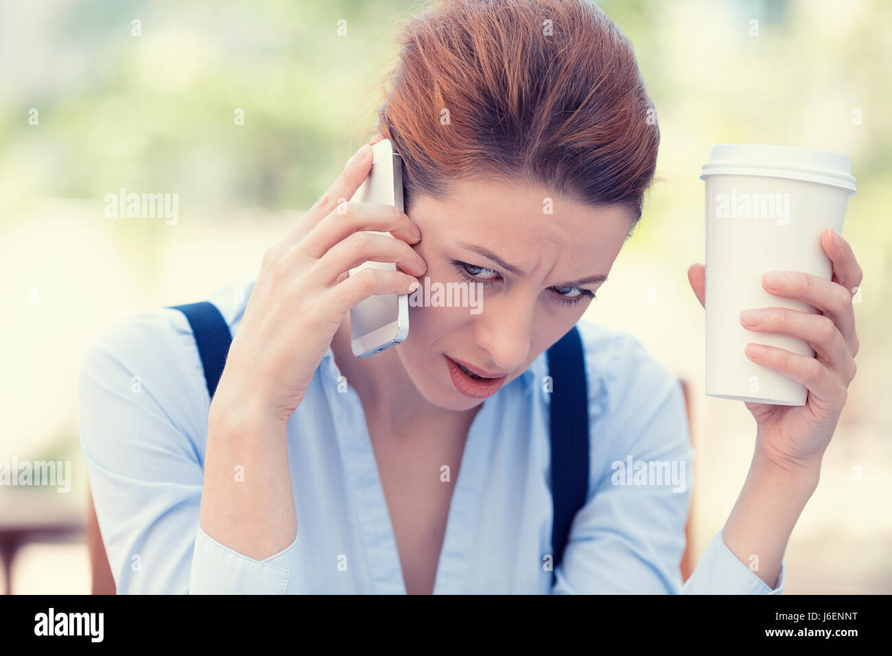 Closeup Portrait verärgert traurig, skeptisch, unglücklich, ernsthafte Frau am Telefon, es klingt nicht gut, außen Büro sitzen. Negative menschliche emotion Stockfoto