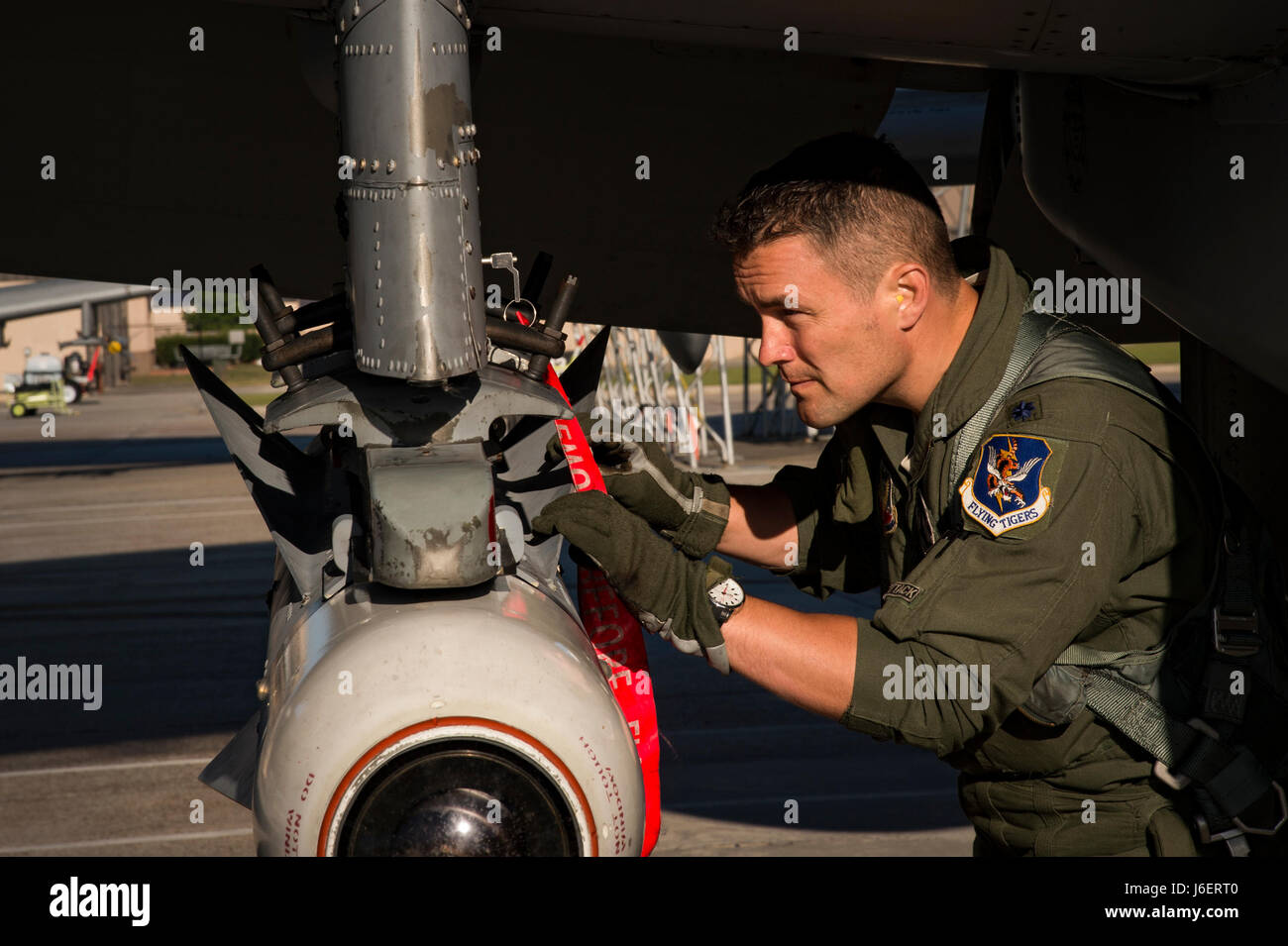 A-10C Thunderbolt II wird auf der Moody Air Force Base, Georgia, im Rahmen der Operationen der 75th Fighter Squadron inspiziert und hält die Einsatzbereitschaft für Kampfeinsätze aufrecht. Stockfoto