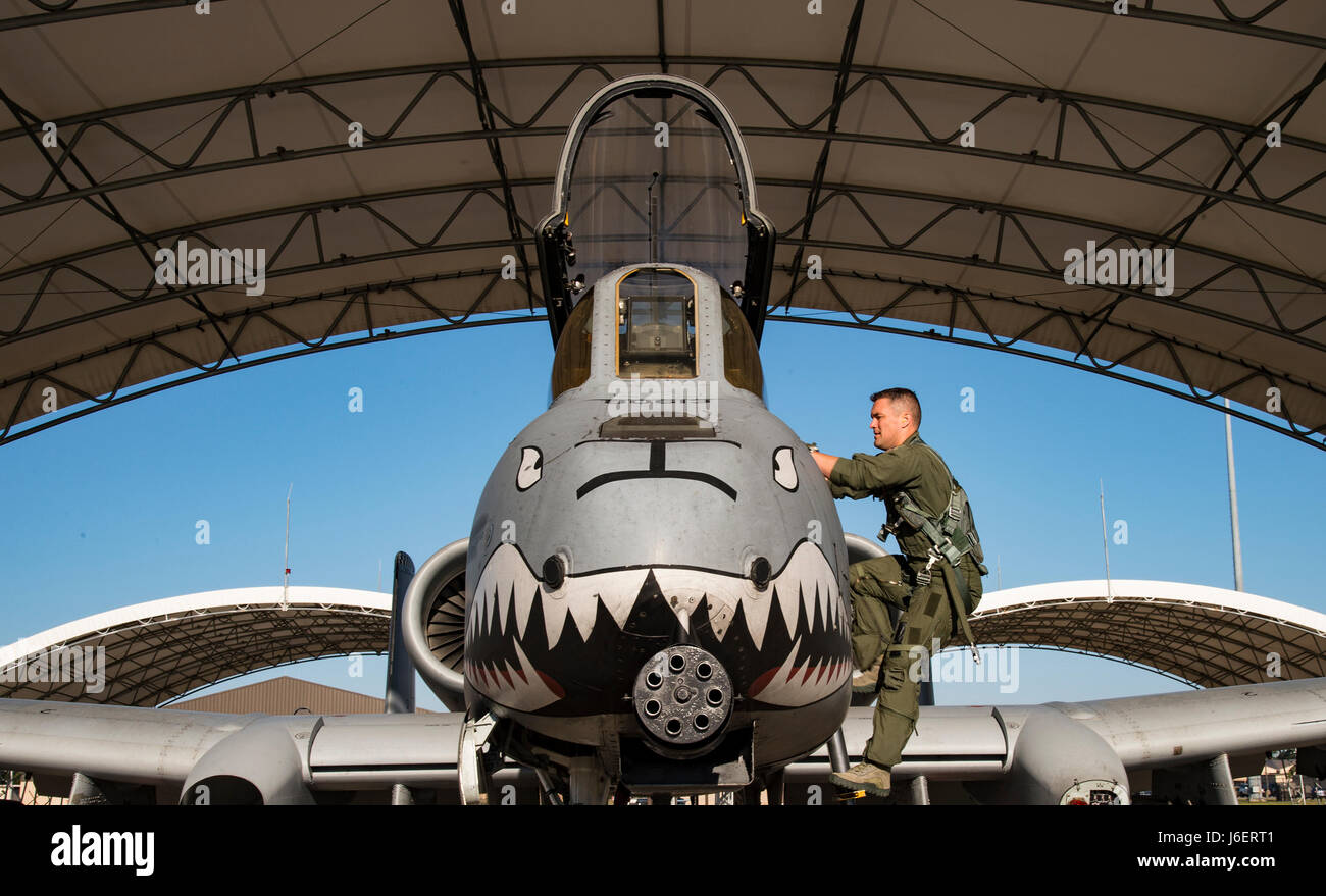 Die 75th Fighter Squadron führt A-10C Thunderbolt II Operationen auf der Moody Air Force Base in Georgia durch, wobei Piloten Kampfeinsatz und Waffenlieferung als Teil der laufenden Einsatzbereitschaft und Ausbildung üben. Stockfoto