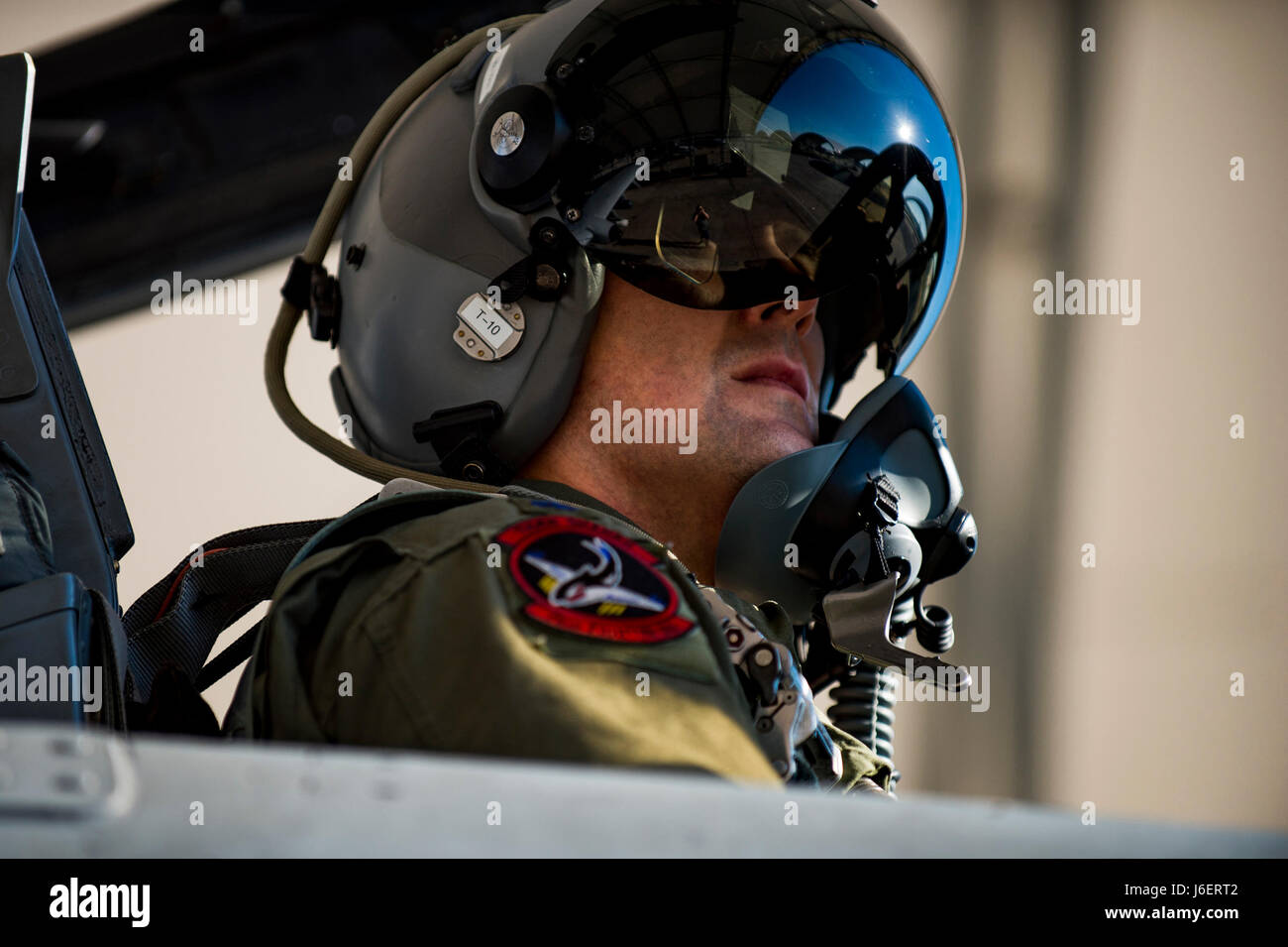 Der Kommandeur der 75th Fighter Squadron führt eine Vorfluginspektion auf einer A-10C Thunderbolt II auf der Moody Air Force Base, Georgia, durch. Stockfoto