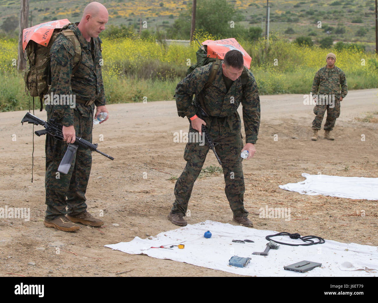 US Marine Corps Aufklärung Herausforderung Konkurrent Master Gunnery Sgt. Mai, links und Oberstleutnant Wurzel, Vertretung Staff Sgt Medley, Teilnahme an Speicher Herausforderung während der jährlichen Aufklärungs-Challenge in Camp Pendleton, Kalifornien, 27. April 2017. Die Recon-Herausforderung ist eine jährliche Gedenkveranstaltung statt von Reconnaissane Marines zu Ehren der getöteten in Aktion. Konkurrenten Wandern insgesamt 24 Meilen stoping 10 Checkpoints, die von scharfer Munition reicht, Pool Veranstaltungen, Parcours bestehen. (Foto: U.S. Marine Corps Lance Cpl. Brooke Woods) Stockfoto