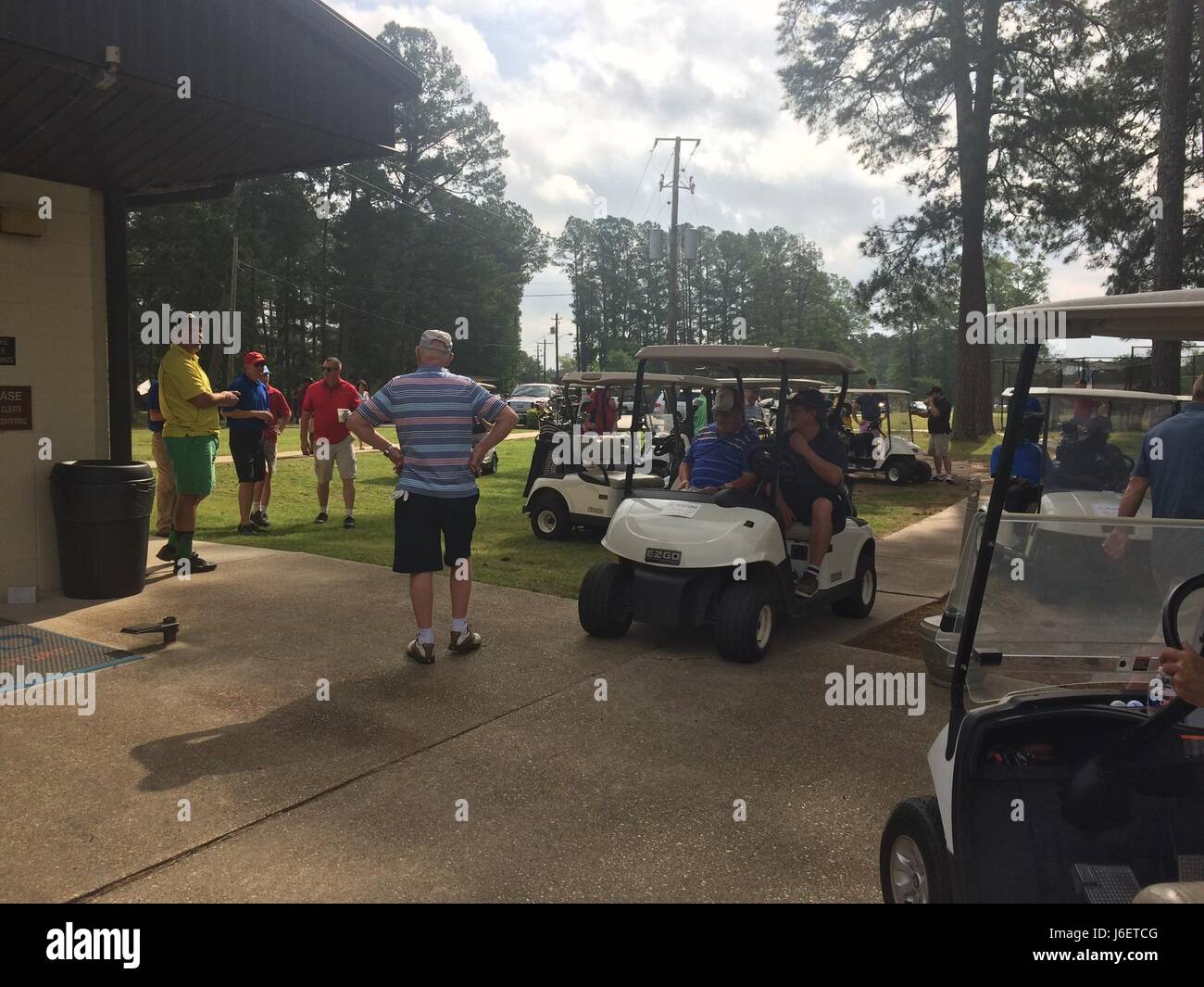 Steve Reedy, Whispering Pines Golf Course Manager, Slips Golfer auf die Regeln des Turniers 29. April 2017, auf Air Force Base in Columbus, Mississippi.  Dies war das letzte Turnier in der 75-jährigen Geschichte der Whispering Pines Golf Course.  Während der Golfplatz geschlossen ist, bleibt das Café geöffnet 10:00-14:00 Dienstag - Freitag und Fußballgolf ist jetzt frei. Stockfoto