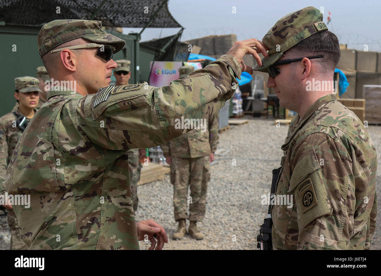 US Army Captain Joshua S. Pitcher fördert Captain Scott M. Stafford, Kapitän in der Nähe von Makhmour, Irak, 1. Mai 2017. Beide Männer werden zur Unterstützung kombiniert Joint Task Force-Betrieb inhärenten beheben mit 2nd Brigade Combat Team, 82nd Airborne Division im Nordirak eingesetzt. Die 2. BCT, 82. Abn. Div., ermöglicht ihre irakischen Sicherheitspartner der Kraft durch die Beratung und unterstützen Mission beitragen, Planung, Intelligenzansammlung und Analyse, Kraft, Schutz und Präzision wird ausgelöst, um die militärische Niederlage der ISIS zu erreichen. CJTF-OIR ist der globalen Koalition gegen ISIS im Irak und in Syrien.  CJTF- Stockfoto