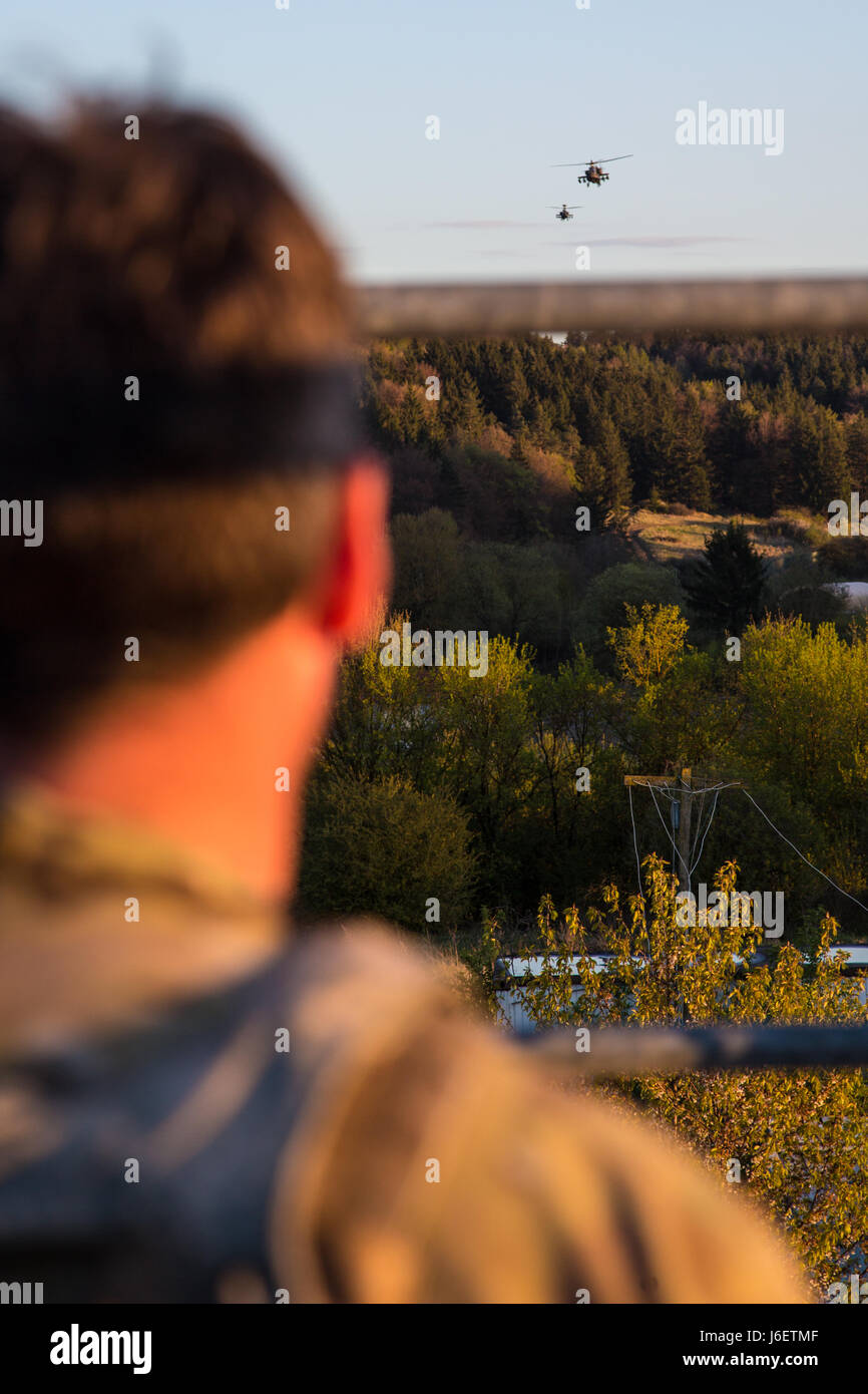 Ein US Naval Special Warfare Betreiber von Special Operations Command beobachtet zwei US Armee AH - 64D Apache-Hubschrauber, der 10. Combat Aviation Brigade während Übung Saber Guardian 17 an der Joint Multinational Readiness Center in Hohenfels, Deutschland, 1. Mai 2017 zugewiesen. Übung Saber Junction 17 ist ein unter der Regie von US-Army in Europa Übung entwickelt, um die Bereitschaft der 2. Kavallerie-Regiment der Armee einheitliches Land Geschäfte neben NATO-Verbündeten und Partner zu beurteilen. Stockfoto