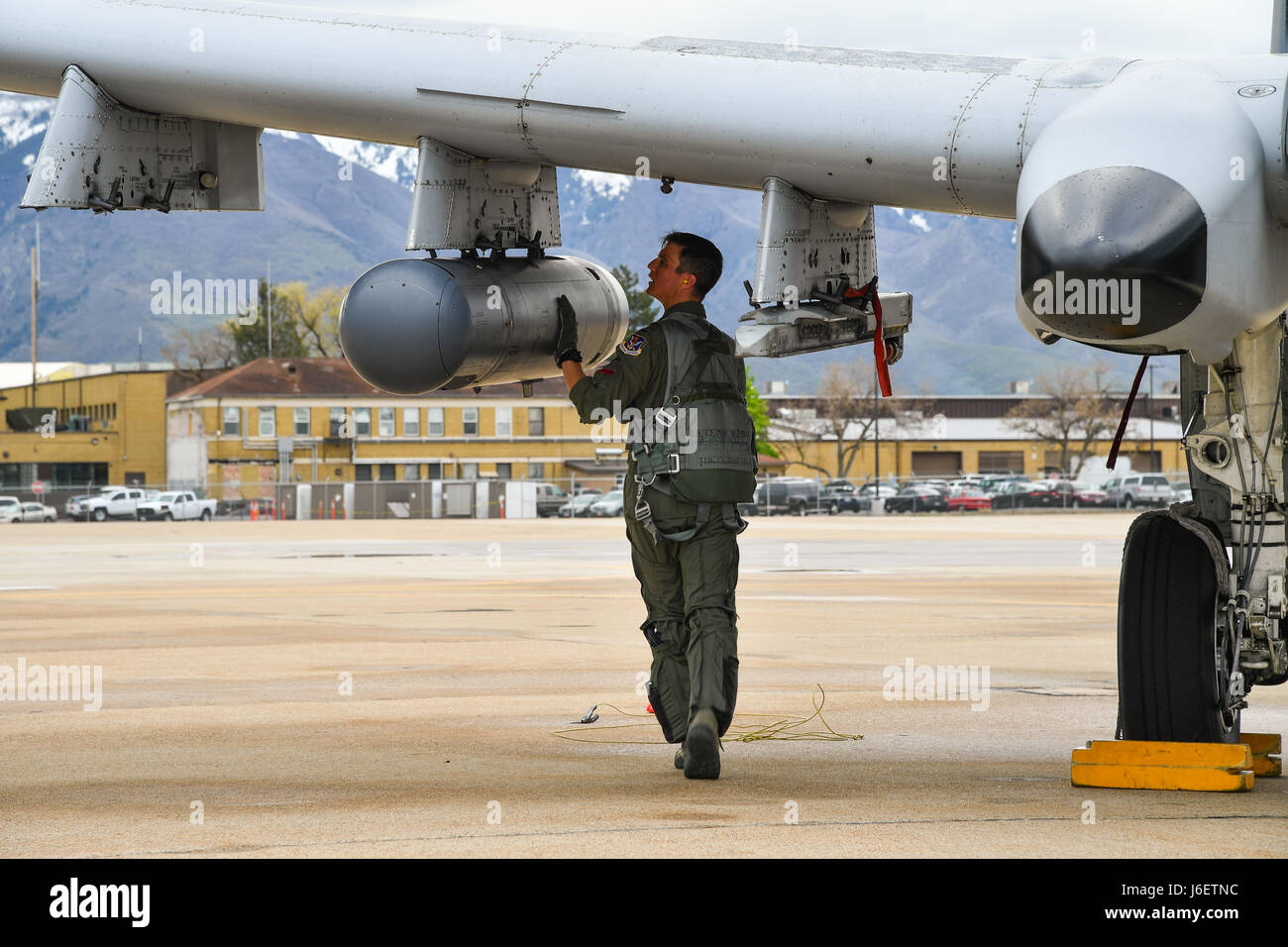Ein Pilot, der der 75th Fighter Squadron auf der Moody Air Force Base, Georgia, zugewiesen ist, führt vor dem Flug Kontrollen an einer A-10 Thunderbolt II in Hill AFB, Utah durch, während Combat Hammer, einer präzisen Luft-Boden-Waffen-Evaluierungsübung. Stockfoto