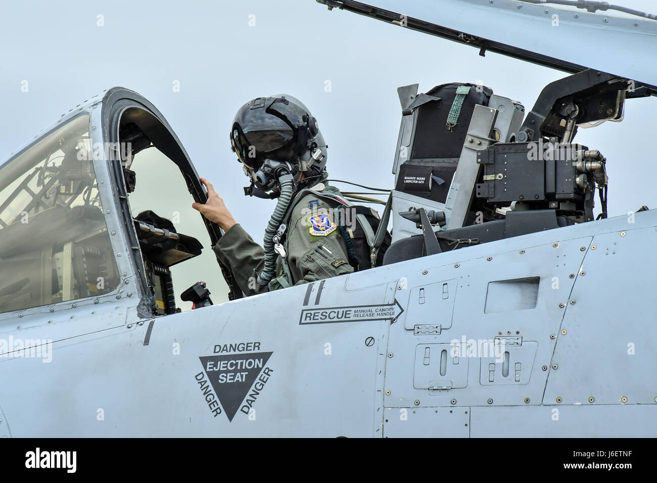 Ein A-10 Thunderbolt II-Pilot bereitet sich auf den Flug auf der Hill Air Force Base während Combat Hammer vor, einer präzisen Luft-Boden-Auswertungsübung, die vom Personal der Moody Air Force Base am 2. Mai 2017 durchgeführt wurde. Stockfoto