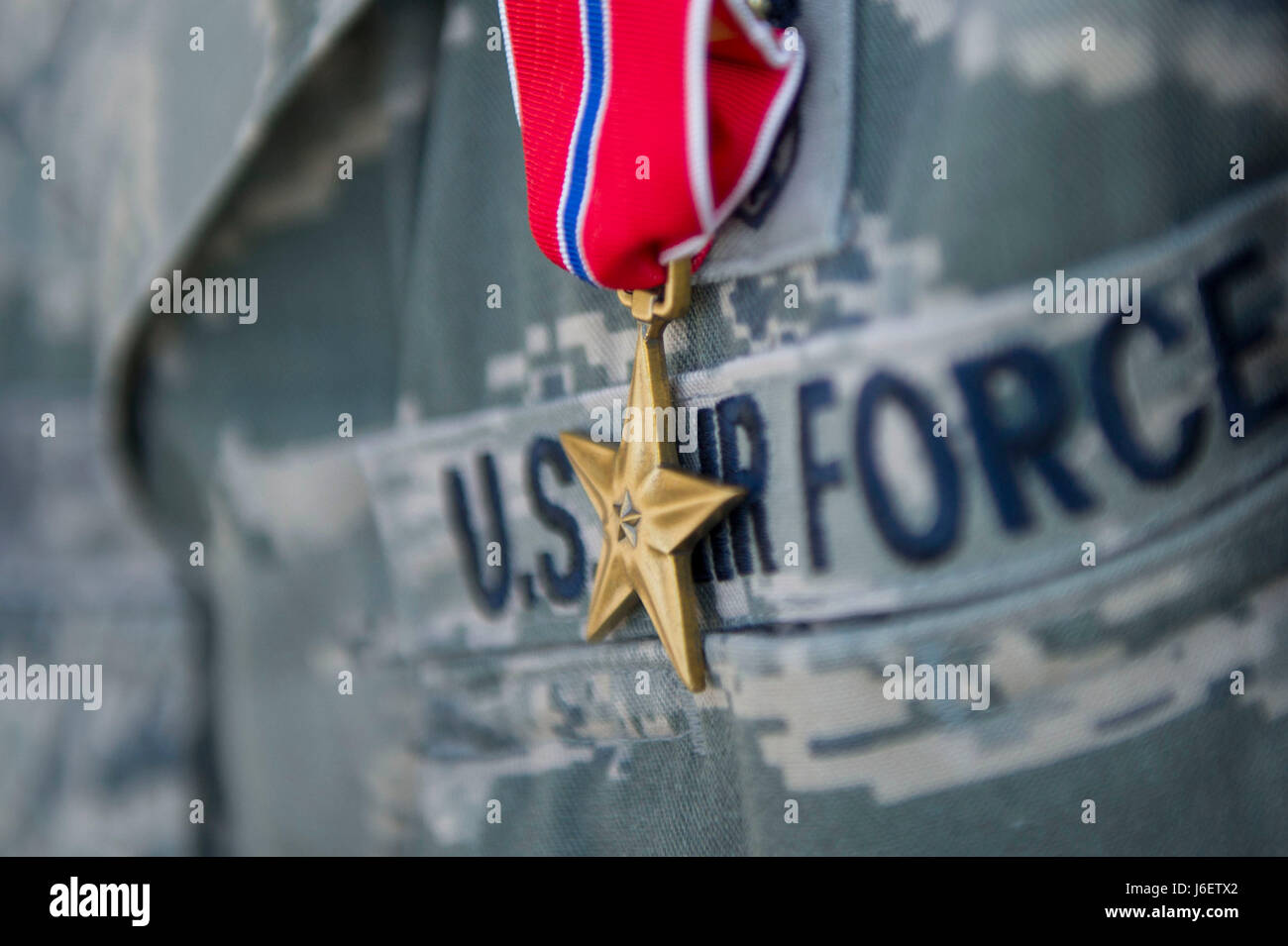 Mitglied 779th Medical Group präsentiert sich mit einer Medaille Bronze Star während des Kommandanten Anrufs auf gemeinsamer Basis Andrews, MD., 3. Mai 2017. Die Individuen in der Gruppe wurden jeweils eine Medaille für ihre lebensrettende Arbeit während den letzten Einsatz vorgestellt. (Foto: Senior Master Sergeant Adrian Cadiz) Stockfoto