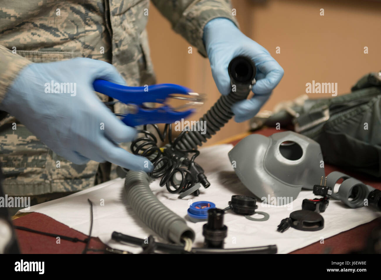 EIELSON AIR FORCE BASE, Alaska – US Air Force Senior Airman Garrett Bryden, ein 4. Operations Support Squadron Aircrew Flug Ausrüstung Techniker zugewiesen Seymour Johnson Air Force Base, North Carolina, stellt zusammen eine Sauerstoffmaske 4. Mai 2017, während der nördliche Rand 2017 (NE17), Eielson Air Force Base in Alaska. NE17 ist Alaskas erste gemeinsame Übung sollen üben, Operationen, Techniken und Verfahren sowie die Interoperabilität zwischen den Diensten zu verbessern. Tausende von Teilnehmern aus allen Diensten, Flieger, Soldaten, Matrosen, Marines und Küste Gardisten aus dem aktiven Dienst, Orchesterprobe Stockfoto