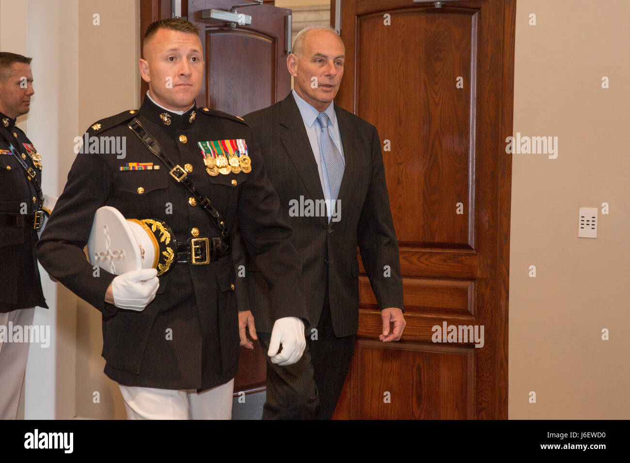 Honorable John F. Kelly, rechts, 5. United States Secretary of Homeland Security, betritt den Raum wie der pensionierte Beamte für die Abschiedsfeier von Generalleutnant Robert R. Ruark, Stellvertreter, unter Secretary Of Defense for Personal und die Bereitschaft, an Marine Barracks Washington, Washington, D.C., 10. Mai 2017. Ruark zog sich nach 36 Jahren im US Marine Corps. (Foto: U.S. Marine Corps Lance CPL Hailey D. Clay) Stockfoto