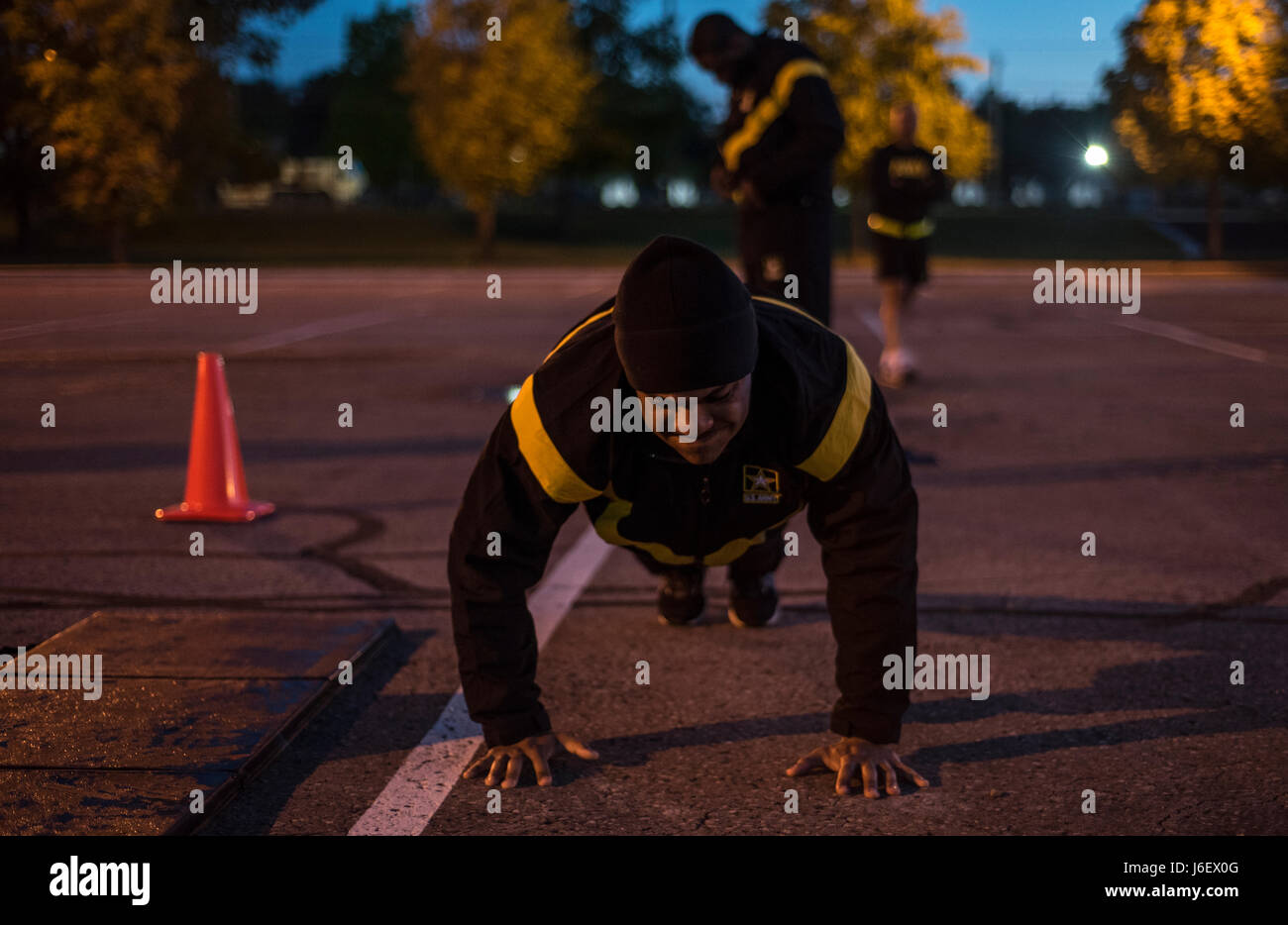 Sgt. 1. Klasse Francis Reyes, 2017 US Armee Human Resources Befehl Unteroffizier des Jahres, Push-ups während der Schulungsvertrag Teil des HRC beste Krieger Wettbewerbs in Fort Knox, Kentucky, 8-11 Mai 2017 führt. Reyes zusammen mit Sgt. Christian Kandy, 2017 US Armee Human Resources Befehl Soldat des Jahres jetzt fahren Sie mit der Installation Fort Knox Wettbewerb auf Post 21-25 Mai (US Army Foto von Master Sergeant Brian Hamilton / veröffentlicht) Stockfoto