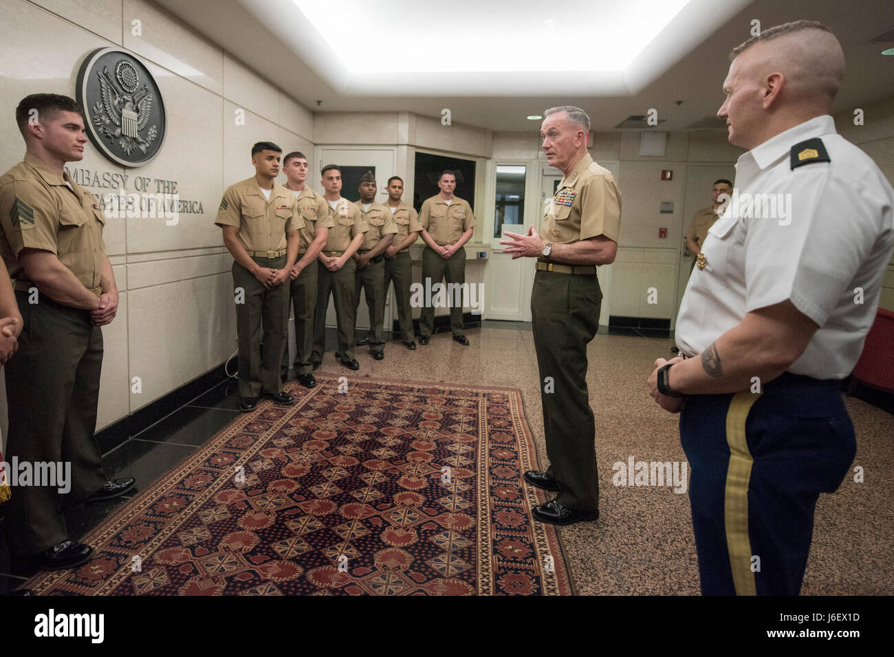 Marine Corps General Joseph F. Dunford Jr., Vorsitzender der Joint Chiefs Of Staff und Armee Sgt. Major John W. Troxell eingetragenen Berater an den Vorsitzenden der Joint Chiefs Of Staff, sprechen, Marine Security Guards, die US-Botschaft in Tel Aviv, Israel 8. Mai 2017 zugewiesen. (Department of Defense Foto vom Navy Petty Officer 2. Klasse Dominique A. Pineiro/freigegeben) Stockfoto