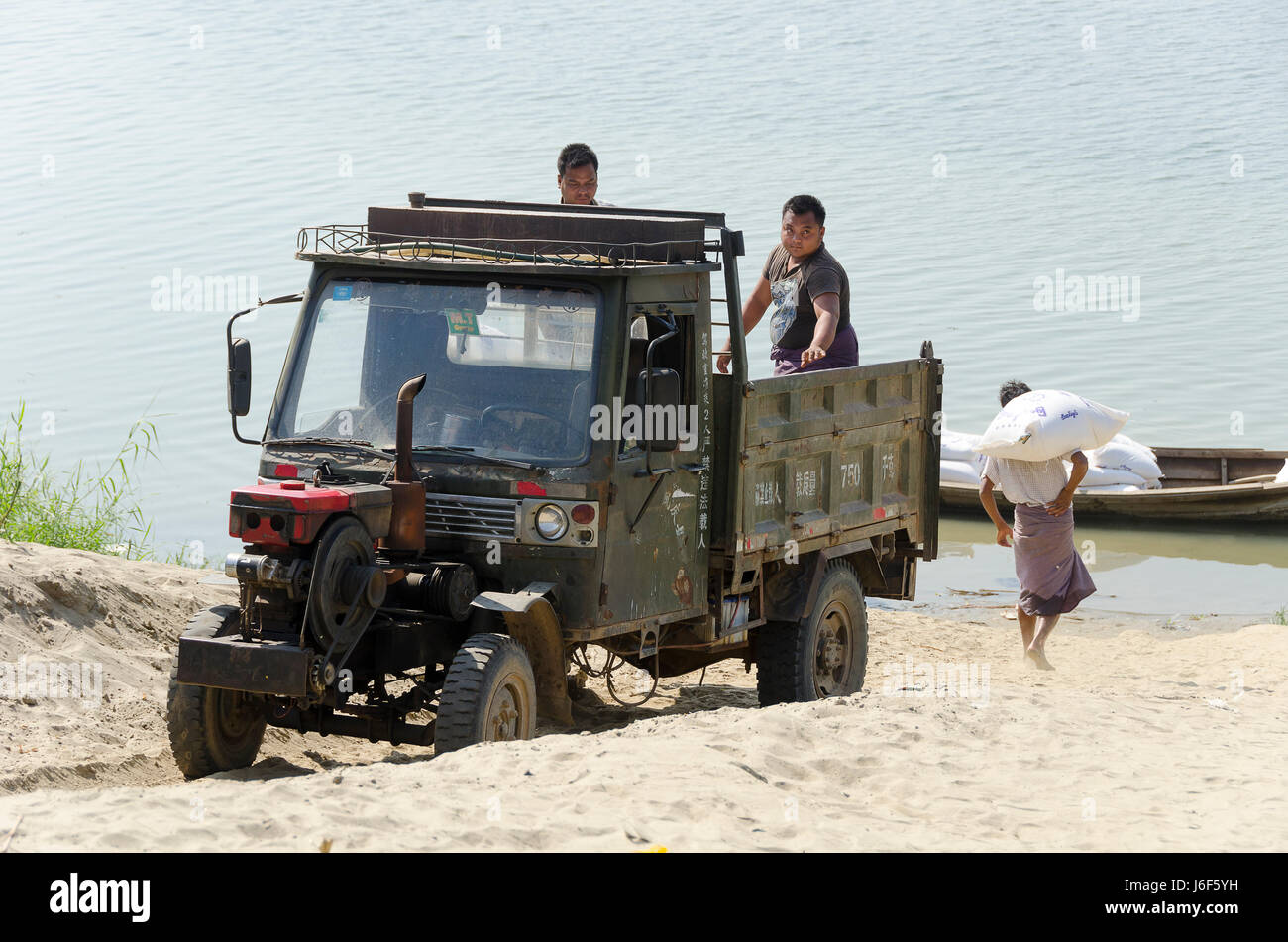 Klein-LKW mit exponierten Dieselmotor Ayeyarwaddy Fluss, Bagan, Myanmar Stockfoto