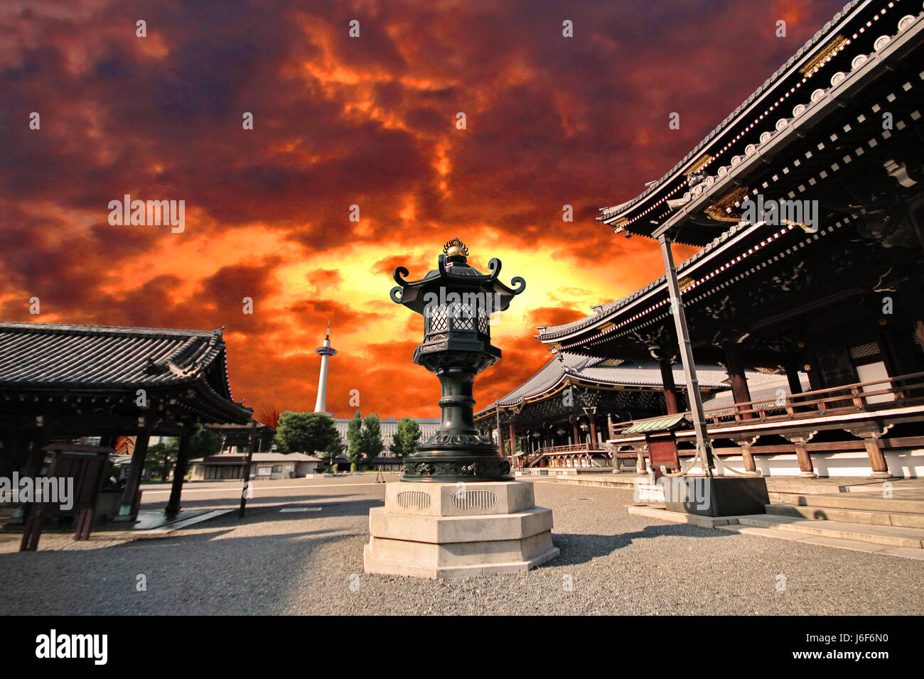 Schönen Himmel und japanische Muster der eisernen Lampe in Mitte der Terrasse, Higasgi-Hongaji-Tempel, Kyoto. Stockfoto