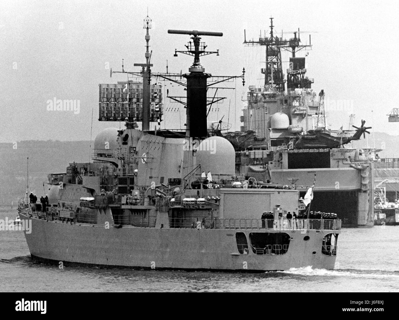 AJAXNETPHOTO. 1982. PORTSMOUTH, ENGLAND. -FALKLAND-VETERAN - HMS BIRMINGHAM KEHRT ZURÜCK VOM SÜDATLANTIK POLIZEILICHE AUFGABEN.  FOTO: JONATHAN EASTLAND/AJAX.  REF: 821806 Stockfoto