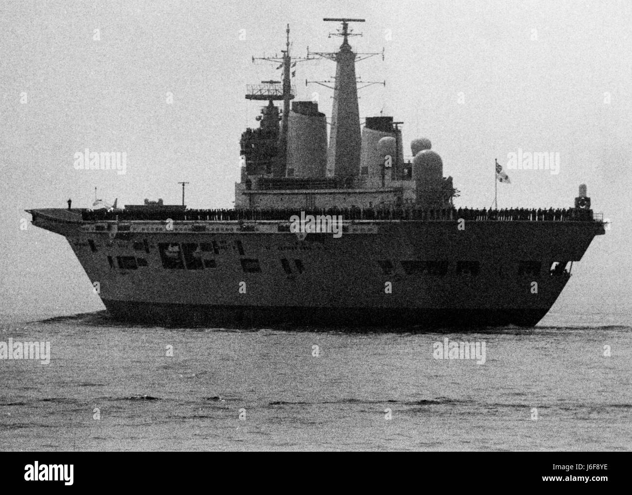 AJAXNETPHOTO. 1982. PORTSMOUTH, ENGLAND - FALKLAND-INSELN-ABFAHRT. HMS ILLUSTRE SEGEL FÜR DEN SÜDATLANTIK FOTO: JONATHAN EASTLAND/AJAX REF: 820802 18 Stockfoto