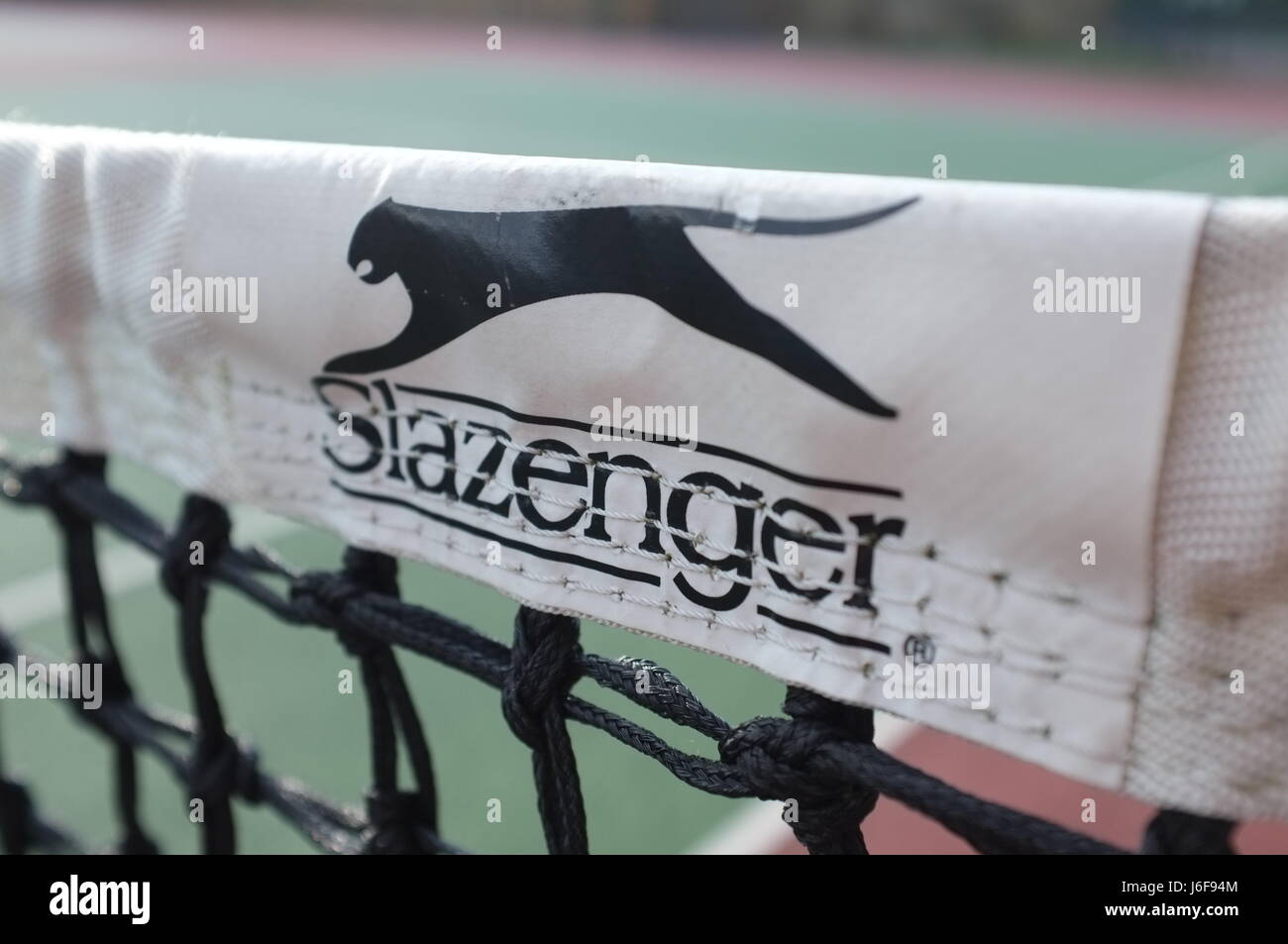 Slazenger Logo auf einem Band ein Tennis net auf Hartplatz in London, Großbritannien Stockfoto