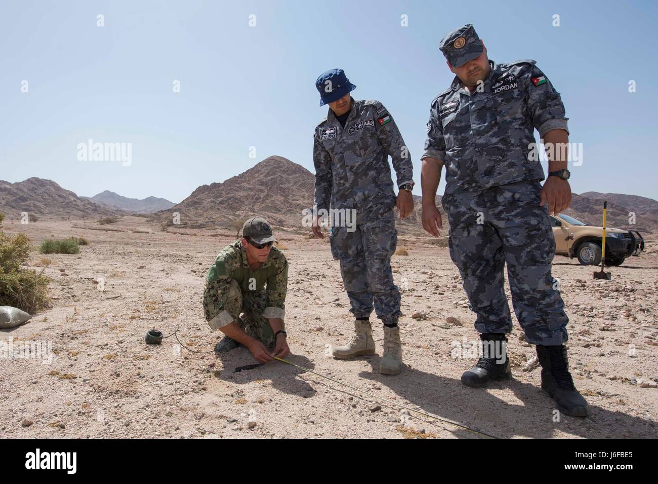 Lt. j.g. Stephen Patane zugewiesen Commander Task Group 56,1, EOD Mobile Unit 12, bereitet Detonation Akkord mit jordanischen Streitkräfte in Vorbereitung auf Abriss Training während der Übung eifrig Lion 2017. Begierig, Löwe eine jährliche US Central Command Übung in Jordanien soll um zu militärischer Beziehungen zwischen den USA, Jordanien und anderen internationalen Partnern zu stärken. Das diesjährige Iteration besteht aus etwa 7.200 Soldaten aus mehr als 20 Nationen, die auf Szenarien, die Grenzsicherung, Befehl und Steuerung, Cyber Defense und Battlespace Management reagieren Stockfoto