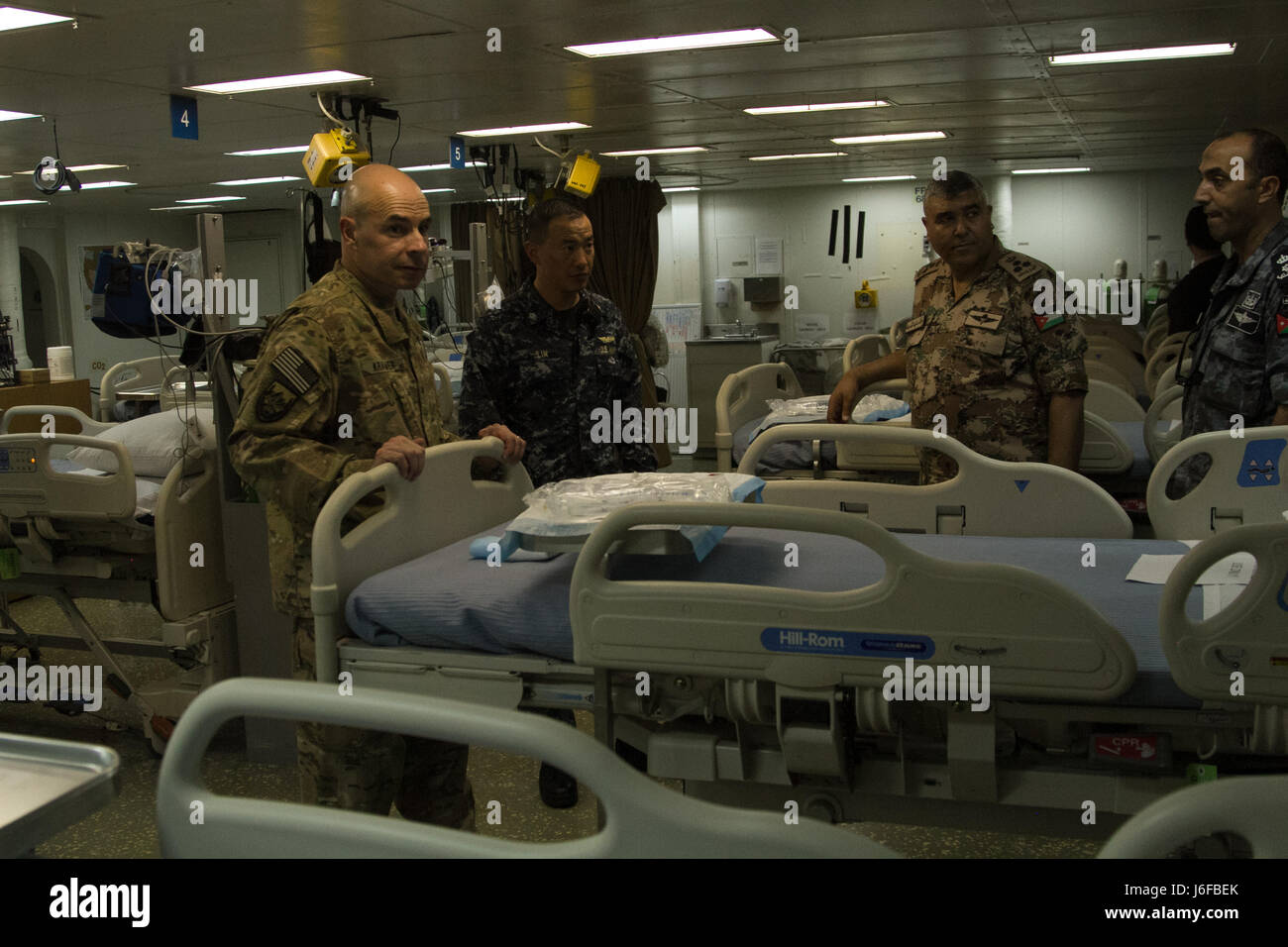 Major General Jeffrey Kramer, Kommandierender general, Combined Joint Operations Center/Army Forces-Jordanien Touren die Krankenstation der USS Bataan.  Begierig, Löwe eine jährliche US Central Command Übung in Jordanien soll um zu militärischer Beziehungen zwischen den USA, Jordanien und anderen internationalen Partnern zu stärken. Das diesjährige Iteration besteht aus etwa 7.200 Soldaten aus mehr als 20 Nationen, die auf Szenarien, die Grenzsicherung, Befehl und Steuerung, Cyber Defense und Battlespace Management reagieren wird.  (Foto: US-Armee Sgt. Mickey A. Miller) Stockfoto