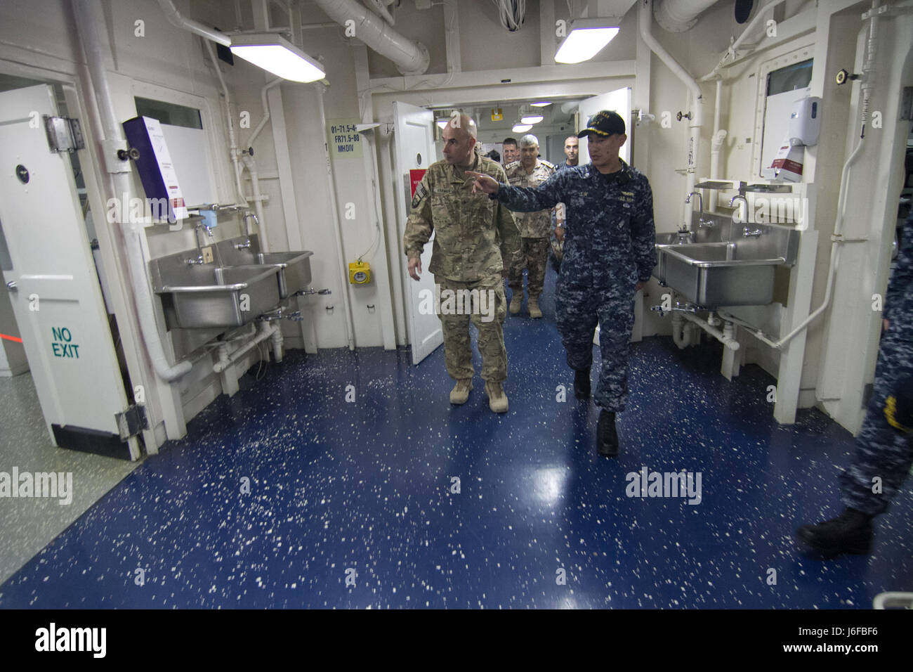 Major General Jeffrey Kramer, Kommandierender general, Combined Joint Operations Center/Army Forces-Jordanien Touren die Krankenstation der USS Bataan.  Begierig, Löwe eine jährliche US Central Command Übung in Jordanien soll um zu militärischer Beziehungen zwischen den USA, Jordanien und anderen internationalen Partnern zu stärken. Das diesjährige Iteration besteht aus etwa 7.200 Soldaten aus mehr als 20 Nationen, die auf Szenarien, die Grenzsicherung, Befehl und Steuerung, Cyber Defense und Battlespace Management reagieren wird.  (Foto: US-Armee Sgt. Mickey A. Miller) Stockfoto