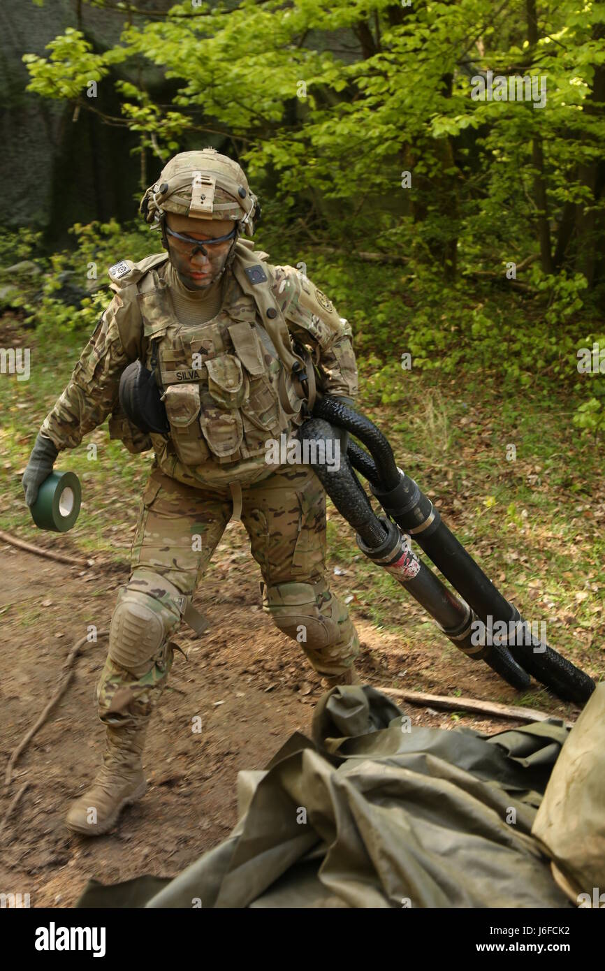 US Armee Sgt. Guadalupe Silva der Regiments Support Squadron, 2d Kavallerie-Regiment sammelt Ausrüstung während der Durchführung einer Luft Nachschub Mission während Saber Junction 17 im Hohenfels Trainingsbereich, Deutschland, 11. Mai 2017. Säbel Junction 17 ist der US-Army Europe 2d Kavallerie-Regiment Kampftraining Zentrum Zertifizierung Übung, statt an den Joint Multinational Readiness Center in Hohenfels, Deutschland, April 25-Mai 19, 2017. Die Übung soll die Bereitschaft des Regiments, einheitliches Land tätig, mit Schwerpunkt auf Proben des Übergangs fr Stockfoto