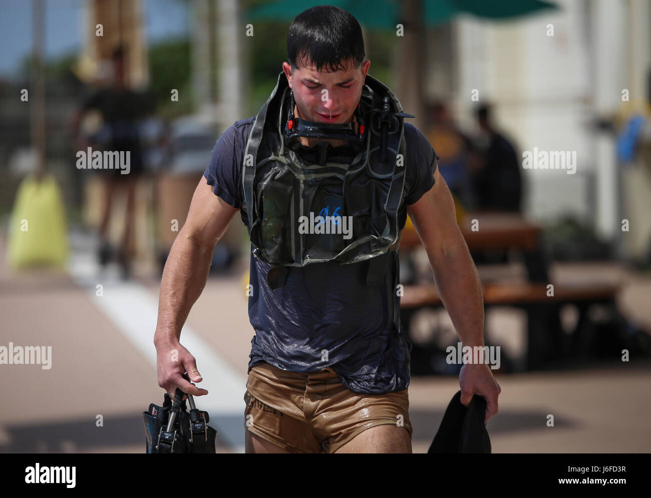 Sgt. William Wagner ergibt sich aus dem Pool nach Abschluss einen Teil des US Marine Corps Kämpfer Taucher Kurses, am Camp Schwab, Okinawa, Japan, 11. Mai 2017. Ein mobiler Schulungsteam Navy Tauchen und Salvage Training Center, Panama City, Florida, durchgeführt die Schulungen. Das USMC Kämpfer Taucher Kurs beträgt acht Wochen und kombiniert Vorträge, Demonstrationen und praktische Anwendung der Schaltung, Tauchen, Tauchen, Physik und medizinische Hilfe. Wagner aus Dallas, Texas, ist eine Aufklärung Marine mit 3. Reconnaissance Battalion, 3. Marineabteilung, III. Marine Expeditionary Force. (US Marine Co Stockfoto