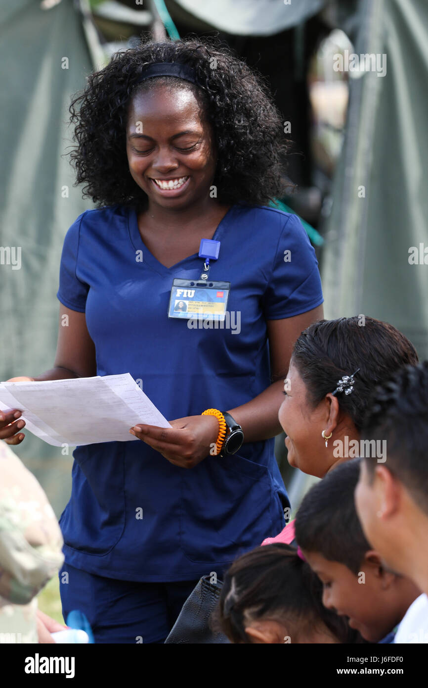 Monicea Haynes, Master of Nursing Student der Florida International University, Gags mit einem Patienten wie sie sie nennt, für ein prescreening in San Ignacio, Belize, Mai 11, während einer medizinischen Bereitschaft Fortbildungsveranstaltung veranstaltet von der US Army Feld Ausbildung ausüben, Beyond the Horizon 2017. Haynes und drei von ihren Mitschülern und ihrer klinischen Professoren aus FIU Berechtigungsanfrage-Teered gerne US Army medizinisches Personal verwalten kostenlose medizinische Versorgung, als Mittel der breit-tung ihren Horizont. BTH 2017 ist ein US Southern Command gesponsert, unter der Leitung der Armee Süden FIS-Cise zur Bereitstellung humanitärer Hilfe und engin Stockfoto