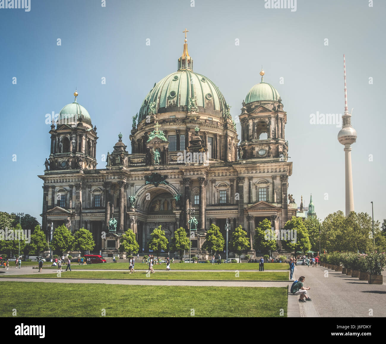 Berlin, Deutschland - 19. Mai 2017: der Berliner Dom (Berliner Dom) und Fernsehturm (Fernsehturm) in Berlin, Deutschland. Stockfoto