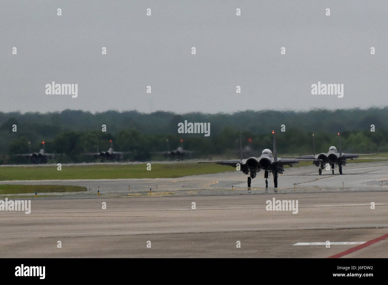 F-15E Strike Eagles taxi bis zum Ende der Start-und Landebahn während des Trainings Razor Talon, 12. Mai 2017, Seymour Johnson Air Force Base, North Carolina. Die monatliche Übung kann Piloten und Waffe-Systeme Offiziere, Antenne Ausbildung durchzuführen. (Foto: U.S. Air Force Airman 1st Class Victoria Boyton) Stockfoto