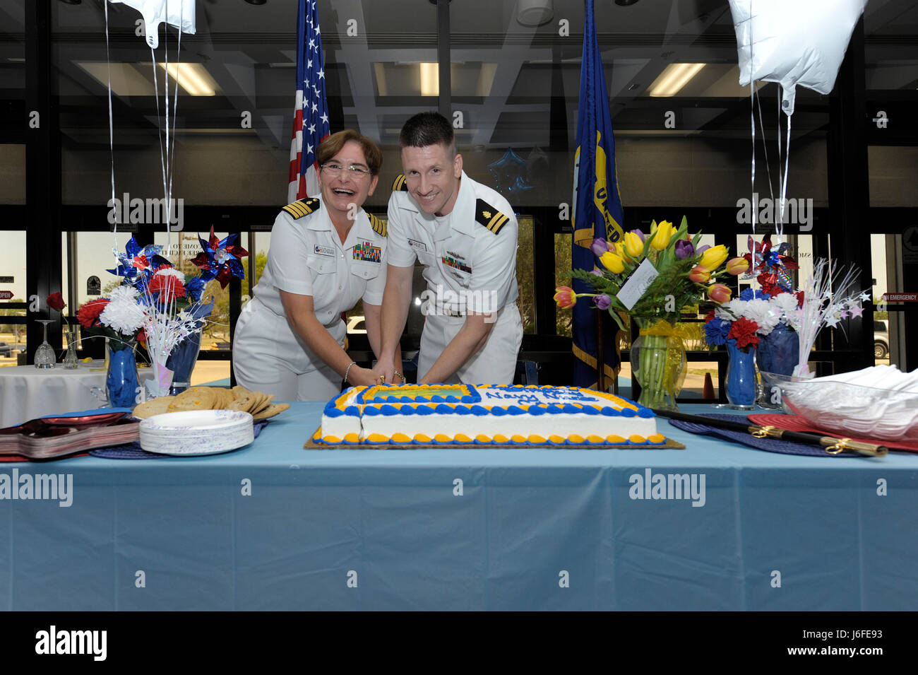 CORPUS CHRISTI, Texas - Die meisten Senior und Junior Marine Gesundheit Klinik Corpus Christi (NHCCC) Krankenschwestern, (von links) Capt Marnie S. Buchanan und Lt. Brent D. Pavell während der zeremoniellen Verfahren um nationale Krankenschwestern Woche sowie der 109. Geburtstag Navy Nurse Corps, 12. Mai 2017 zu gedenken. (US Navy Foto von Bill W. Liebe/freigegeben) 170512-N-KF478-745 Stockfoto