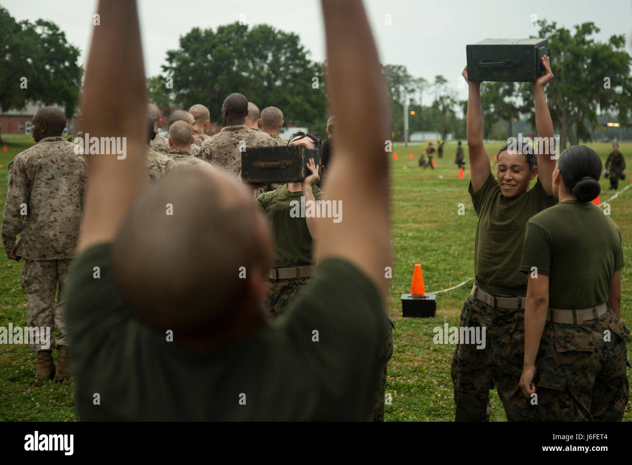 US Marine Corps rekrutiert mit Firma O, 4. Bataillon und Kompanie G, 2. Bataillon führen Munition können Lifte während einer ersten Combat Fitness Test (CFT) auf Marine Corps Recruit Depot Parris Island, SC, 13. Mai 2017. Eine anfängliche CFT wird verwendet, um abzuschätzen, wie die zukünftige Marines für ihre endgültige CFT präpariert die Graduierung erforderlich ist. (Foto: U.S. Marine Corps Chief Warrant Officer 2 Pete Thibodeau/freigegeben) Stockfoto