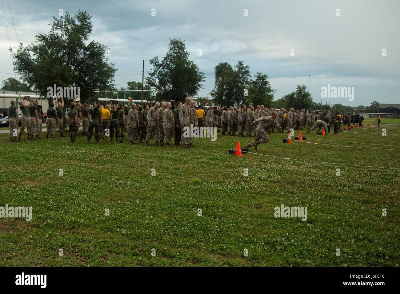 US Marine Corps rekrutiert mit Firma O, 4. Bataillon und Kompanie G, 2. Bataillon führen eine erste Bekämpfung Fitness Test (CFT) auf Marine Corps Recruit Depot Parris Island, SC, 13. Mai 2017. Eine anfängliche CFT wird verwendet, um abzuschätzen, wie die zukünftige Marines für ihre endgültige CFT präpariert die Graduierung erforderlich ist. (Foto: U.S. Marine Corps Chief Warrant Officer 2 Pete Thibodeau/freigegeben) Stockfoto