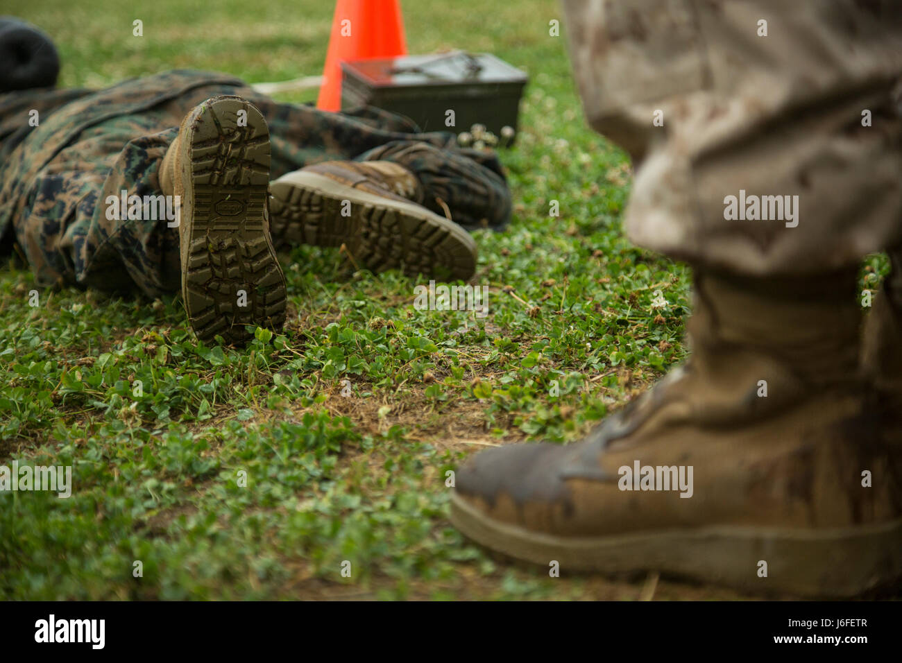 US Marine Corps rekrutiert mit Firma O, 4. Bataillon und Kompanie G, 2. Bataillon führen eine erste Bekämpfung Fitness Test (CFT) auf Marine Corps Recruit Depot Parris Island, SC, 13. Mai 2017. Eine anfängliche CFT wird verwendet, um abzuschätzen, wie die zukünftige Marines für ihre endgültige CFT präpariert die Graduierung erforderlich ist. (Foto: U.S. Marine Corps Chief Warrant Officer 2 Pete Thibodeau/freigegeben) Stockfoto