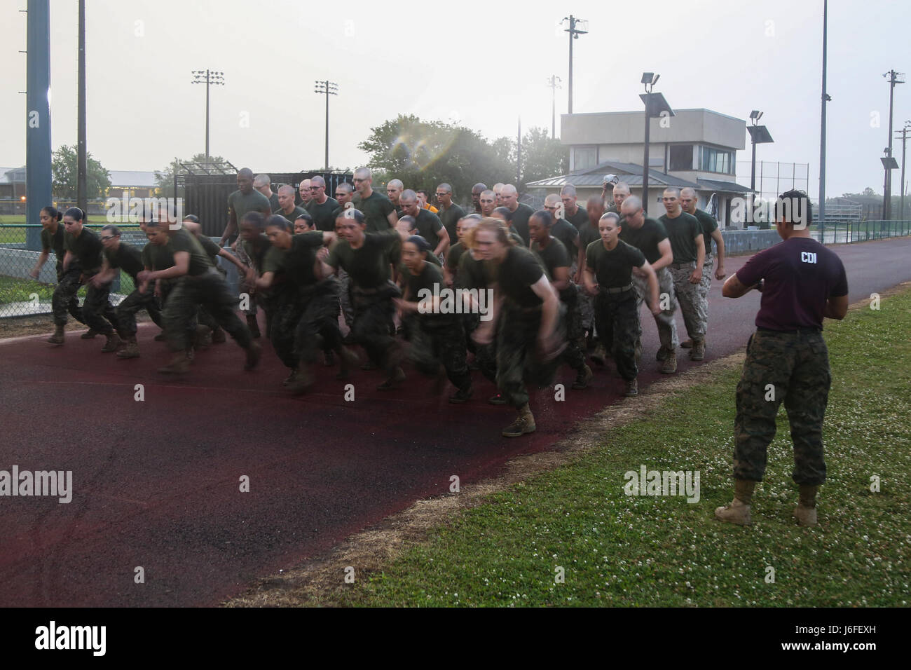 US Marine Corps rekrutiert mit Firma O, 4. Bataillon und Kompanie G, 2. Bataillon, 880 m, bekannt als Bewegung, Kontakt, während die ersten Combat Fitness Test (CFT) auf Marine Corps Recruit Depot Parris Island, SC, 13. Mai 2017 laufen. Eine anfängliche CFT wird verwendet, um abzuschätzen, wie die zukünftige Marines für ihre endgültige CFT präpariert die Graduierung erforderlich ist. (U.S. Marine Corps Foto von Lance Cpl. Colby Cooper/freigegeben) Stockfoto