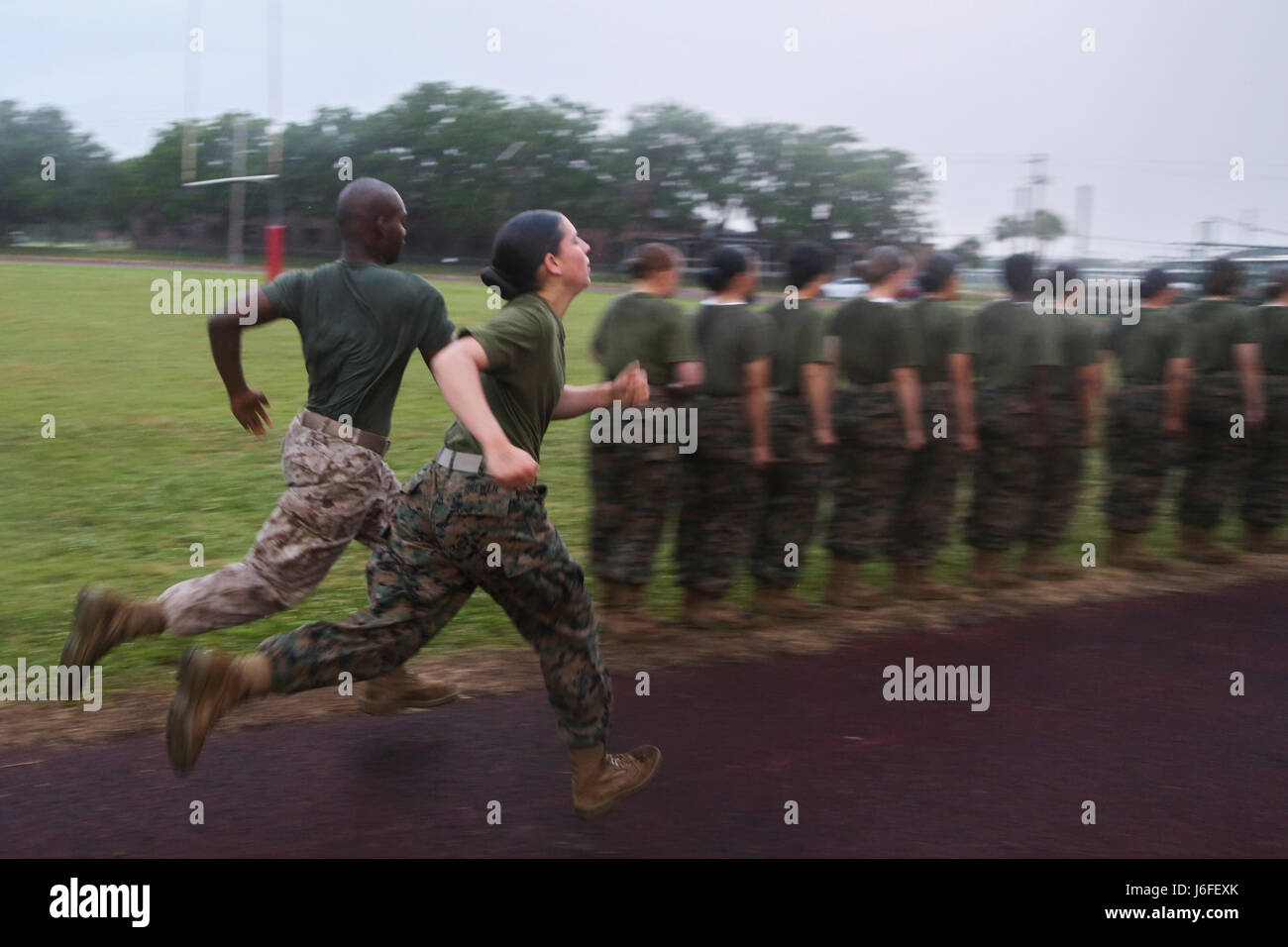 US Marine Corps rekrutiert mit Firma O, 4. Bataillon und Kompanie G, 2. Bataillon, 880 m, bekannt als Bewegung, Kontakt, während die ersten Combat Fitness Test (CFT) auf Marine Corps Recruit Depot Parris Island, SC, 13. Mai 2017 laufen. Eine anfängliche CFT wird verwendet, um abzuschätzen, wie die zukünftige Marines für ihre endgültige CFT präpariert die Graduierung erforderlich ist. (U.S. Marine Corps Foto von Lance Cpl. Colby Cooper/freigegeben) Stockfoto